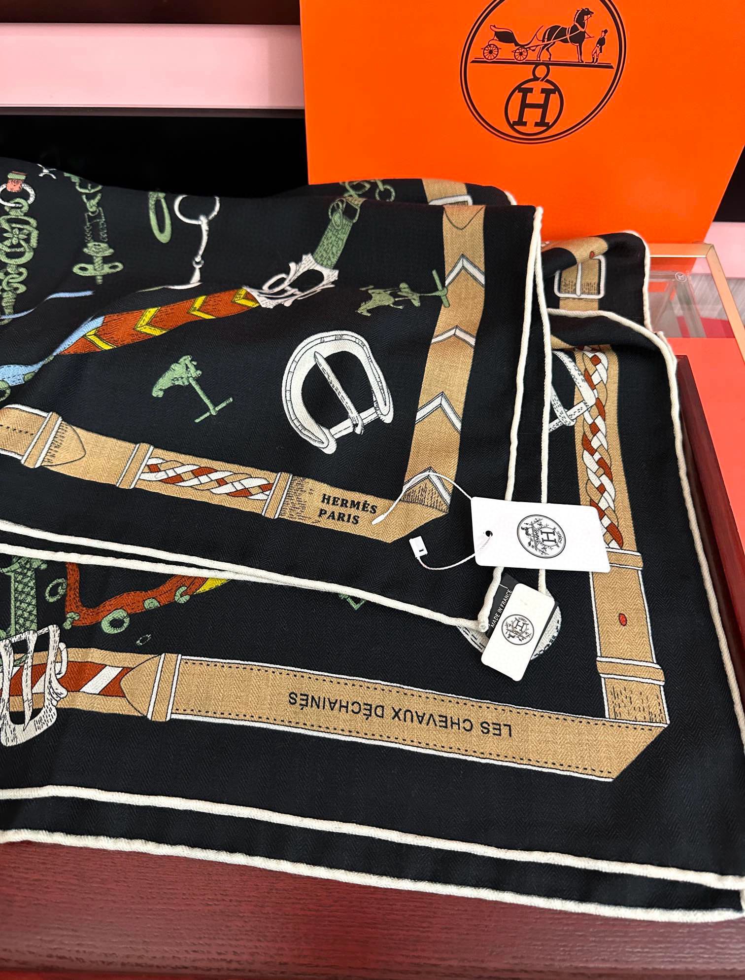 新款❤️ 爱马士2025【双面同色】ZG同步最新款 买了都说好看顶级工艺超值[嘴唇]专柜爆款🎁🎁羊绒方巾