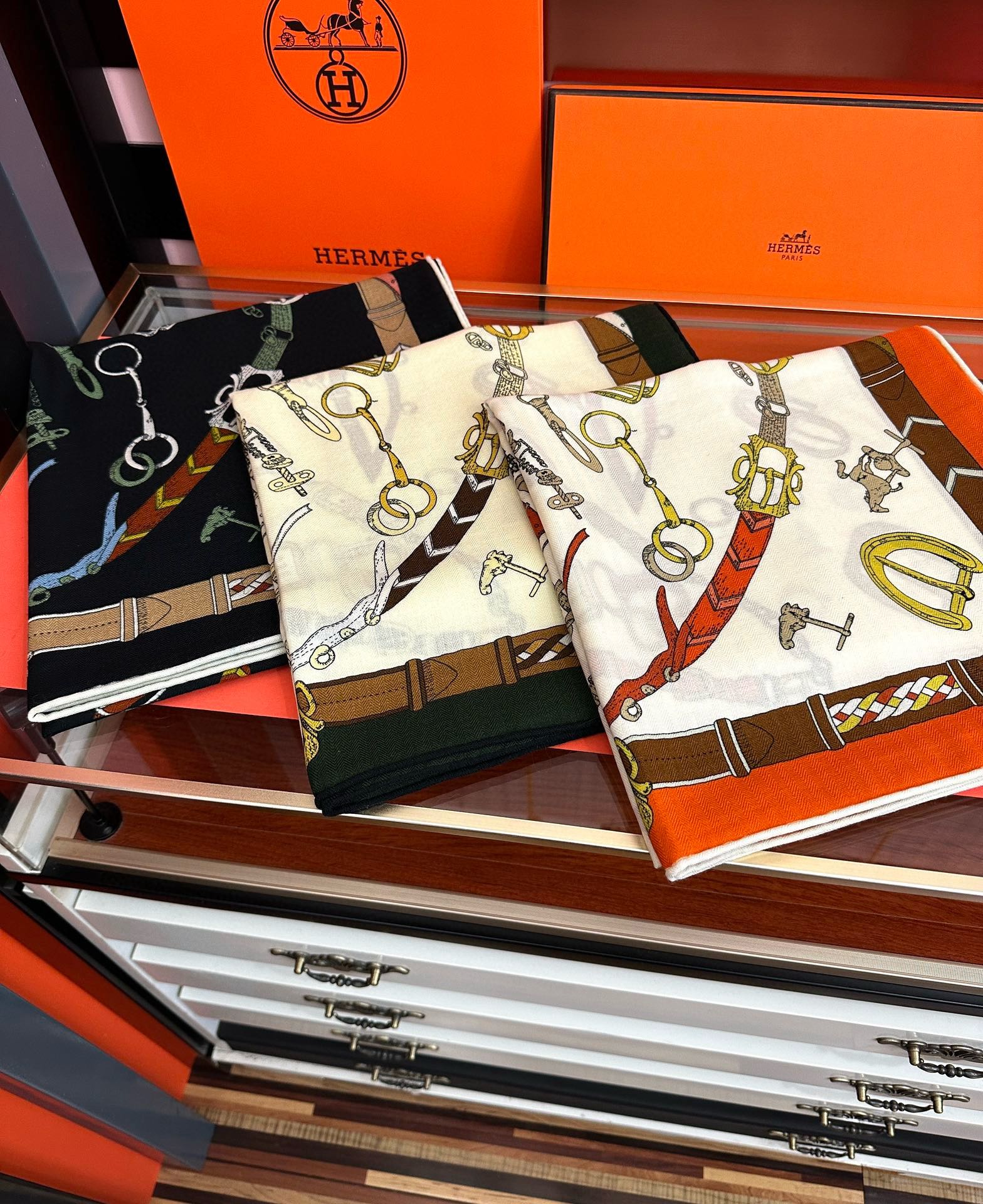 新款❤️ 爱马士2025【双面同色】ZG同步最新款 买了都说好看顶级工艺超值[嘴唇]专柜爆款🎁🎁羊绒方巾