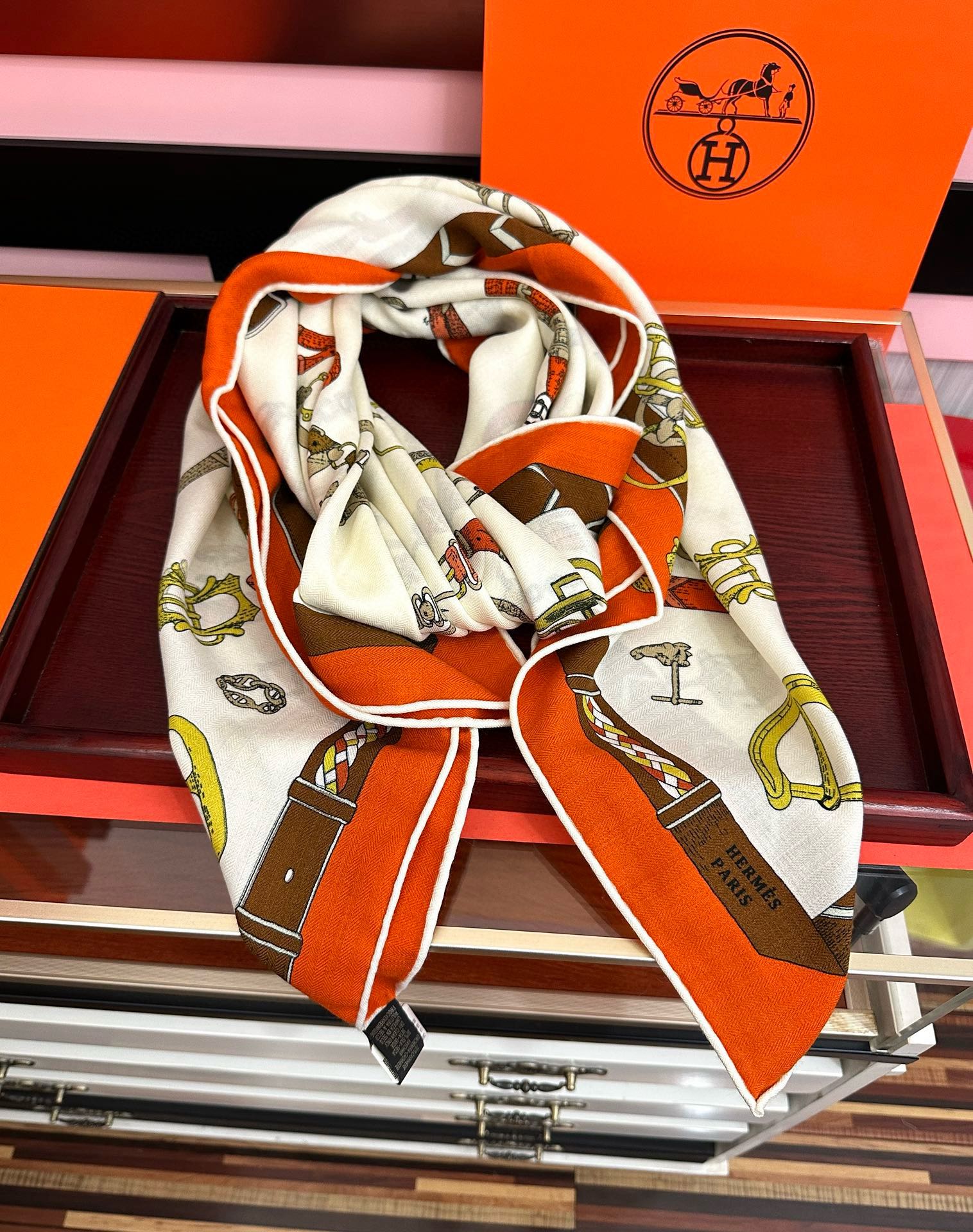 新款❤️ 爱马士2025【双面同色】ZG同步最新款 买了都说好看顶级工艺超值[嘴唇]专柜爆款🎁🎁羊绒方巾