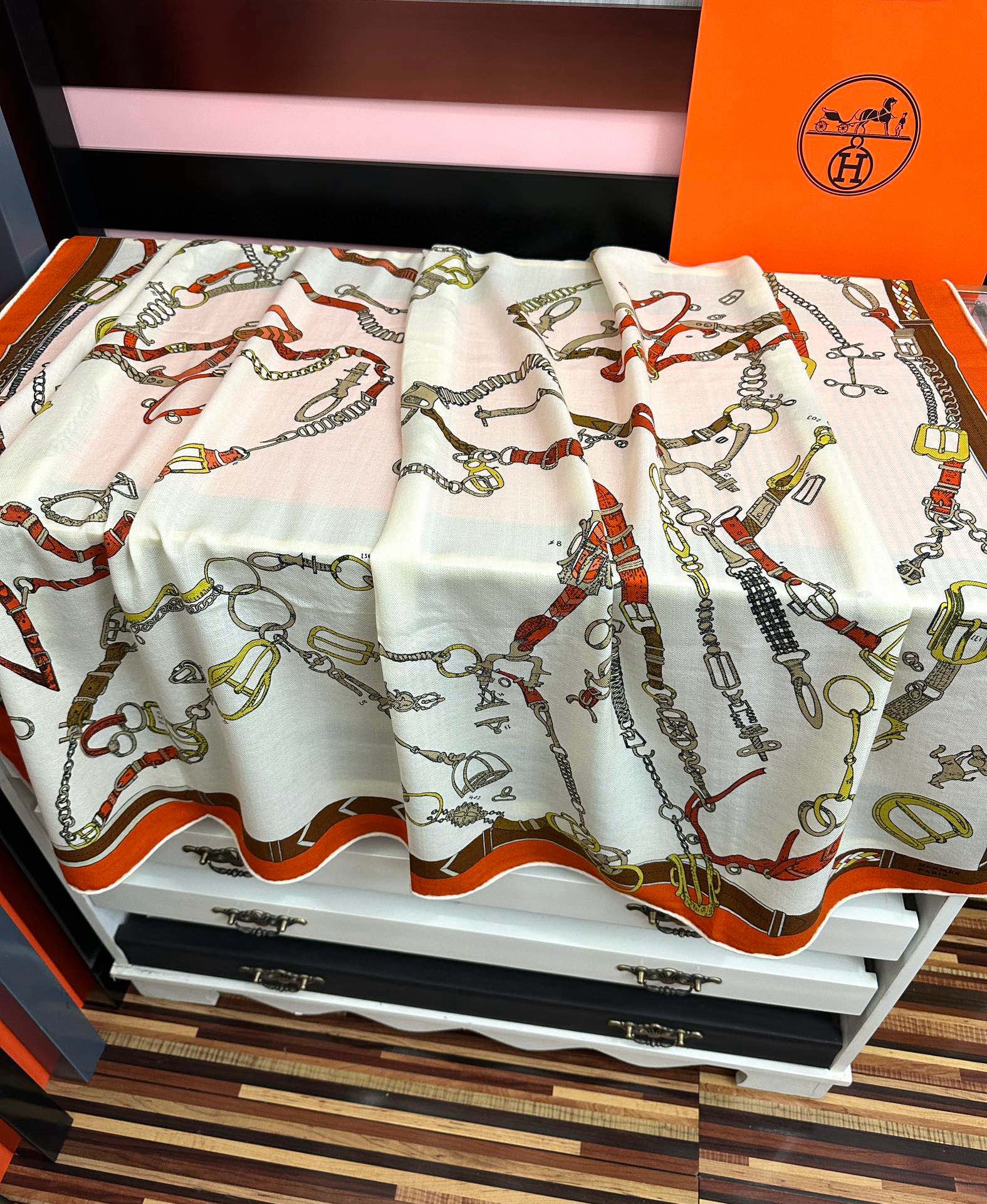 新款❤️ 爱马士2025【双面同色】ZG同步最新款 买了都说好看顶级工艺超值[嘴唇]专柜爆款🎁🎁羊绒方巾