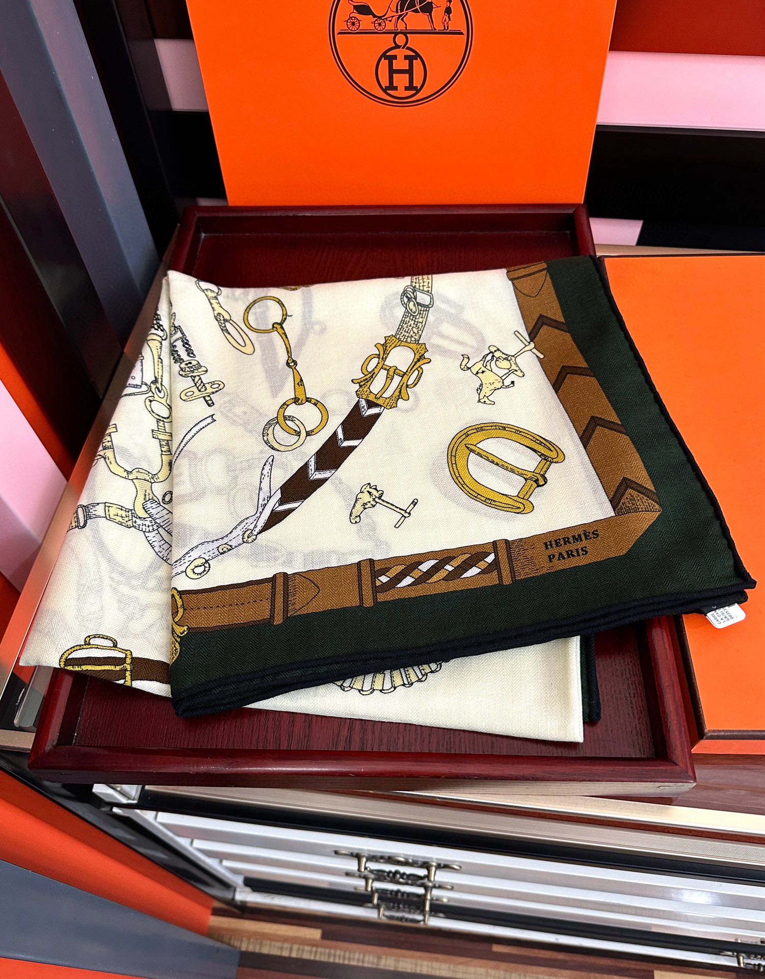 新款❤️ 爱马士2025【双面同色】ZG同步最新款 买了都说好看顶级工艺超值[嘴唇]专柜爆款🎁🎁羊绒方巾