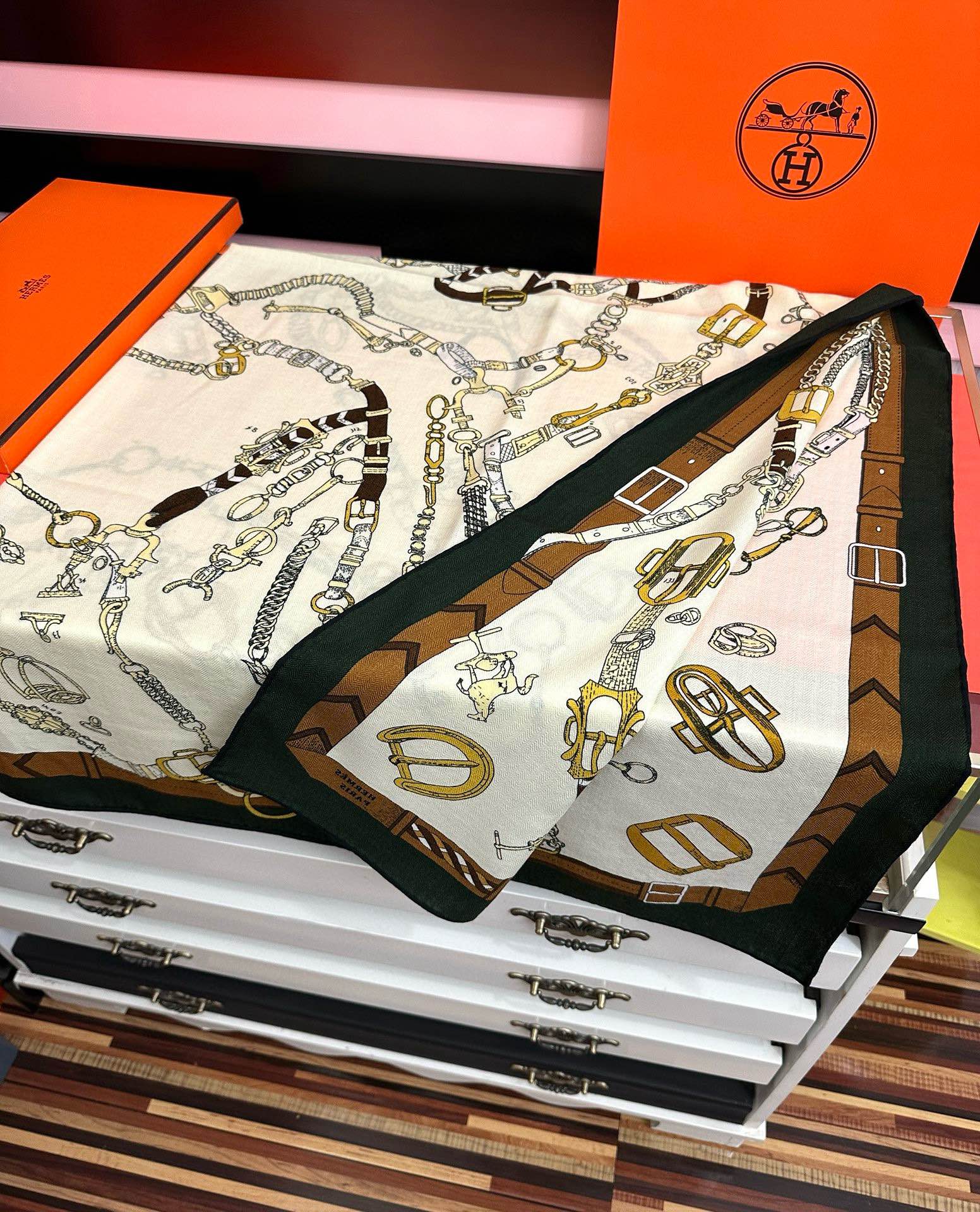 新款❤️ 爱马士2025【双面同色】ZG同步最新款 买了都说好看顶级工艺超值[嘴唇]专柜爆款🎁🎁羊绒方巾