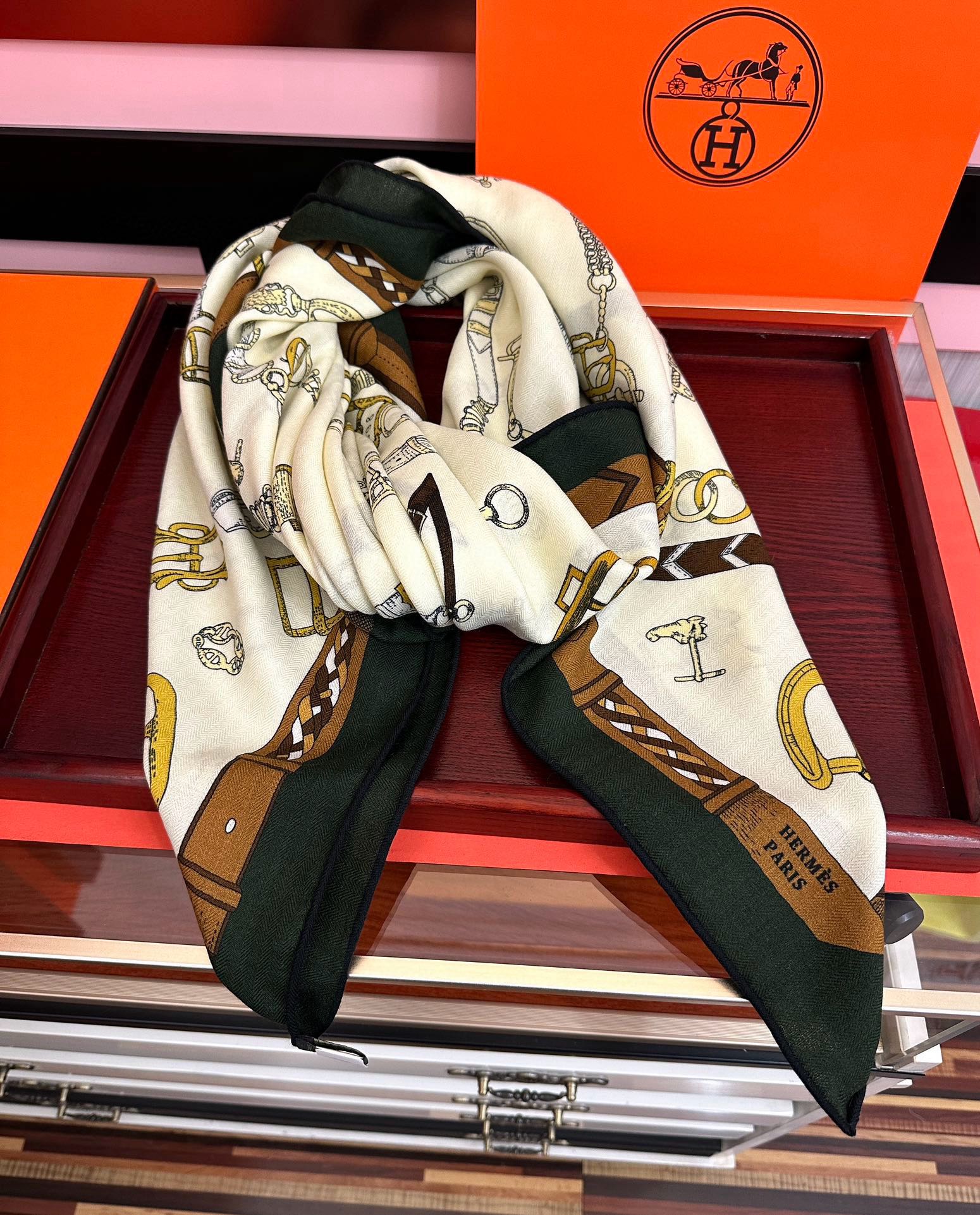 新款❤️ 爱马士2025【双面同色】ZG同步最新款 买了都说好看顶级工艺超值[嘴唇]专柜爆款🎁🎁羊绒方巾