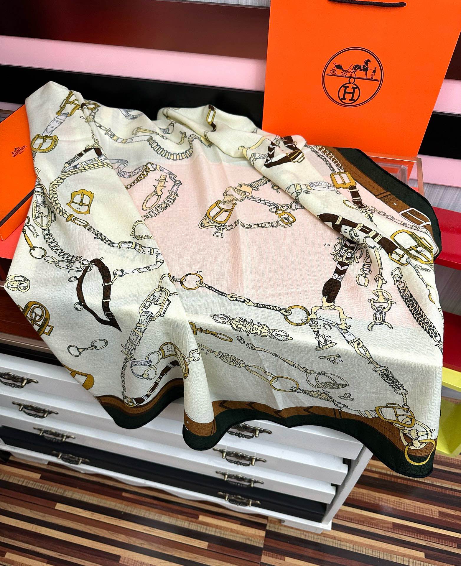 新款❤️ 爱马士2025【双面同色】ZG同步最新款 买了都说好看顶级工艺超值[嘴唇]专柜爆款🎁🎁羊绒方巾