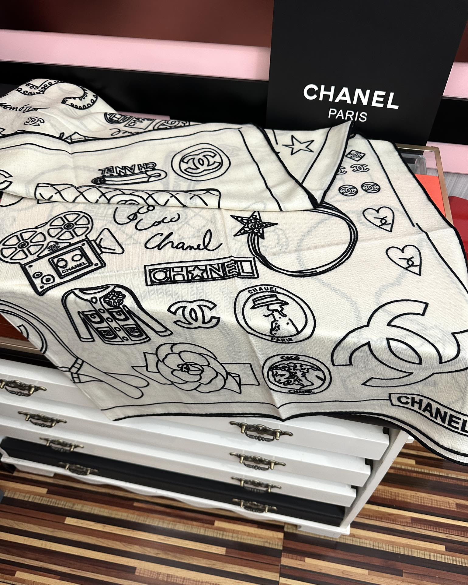 上新。香奈儿 2025【双面同色】经典双鞋子🥿包包、帽子🎩图案~气质到骨子里[色]香奶奶新一季的面料超高