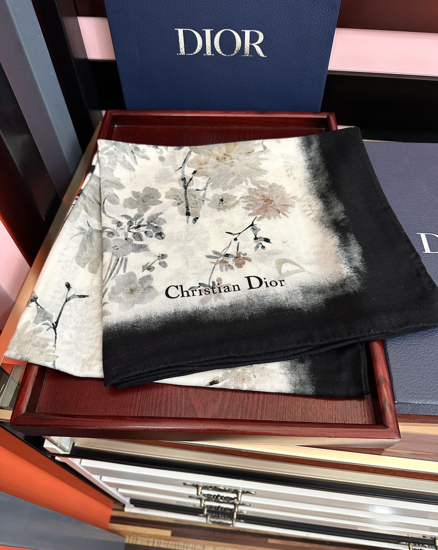 新款❤️迪奥 ZG同步 2025【双面同色】经典优雅[礼物]~气质到骨子里[色]新一季的面料超高级，真心