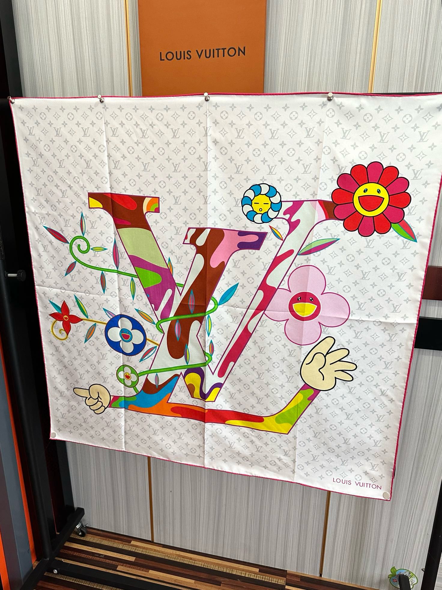 。2010新品LV专柜同步【18mm双面同色】太美了[庆祝]“L家”90典藏方巾通过别致的经典色彩向原创