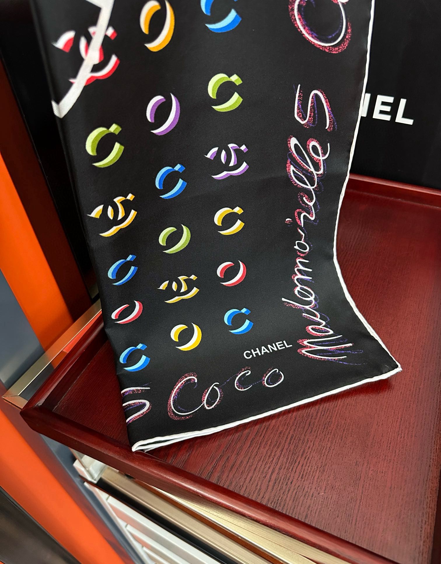 。 香奈儿 【Coco字母炫彩】官网同步[庆祝]工艺:提花+双面数码印花搭配精致的手工卷边工艺[得意]质
