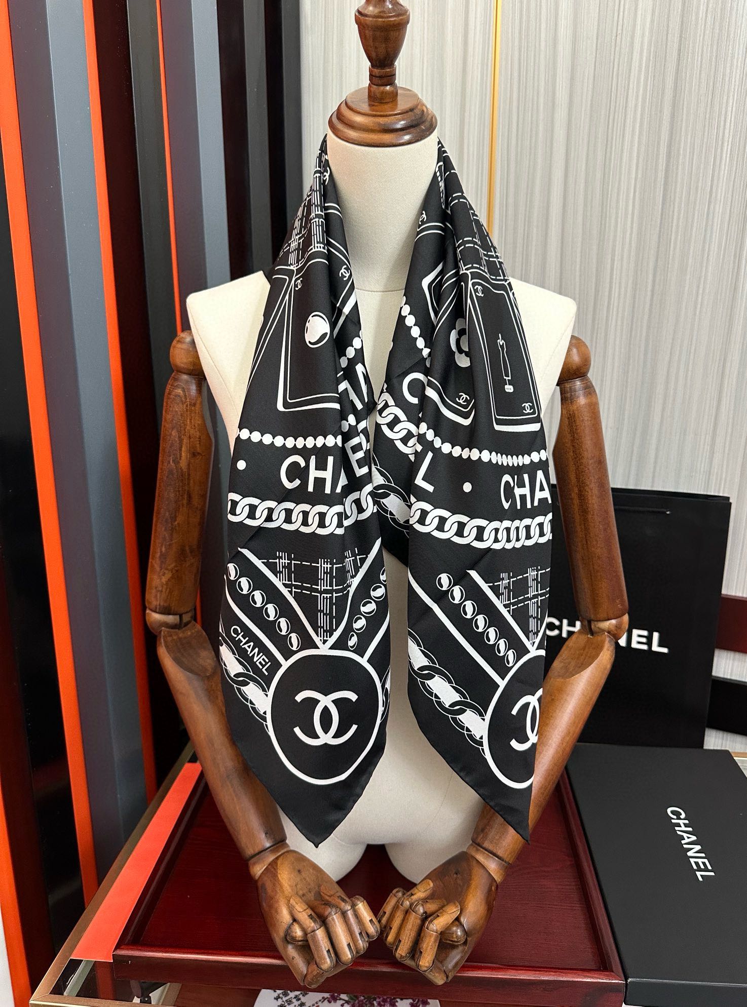 。高品质 香奈儿 【香水扑克牌系列】👍香奶奶永远都是比较经典[發]一条印有瓶子交织图案巧妙搭配[得意]简