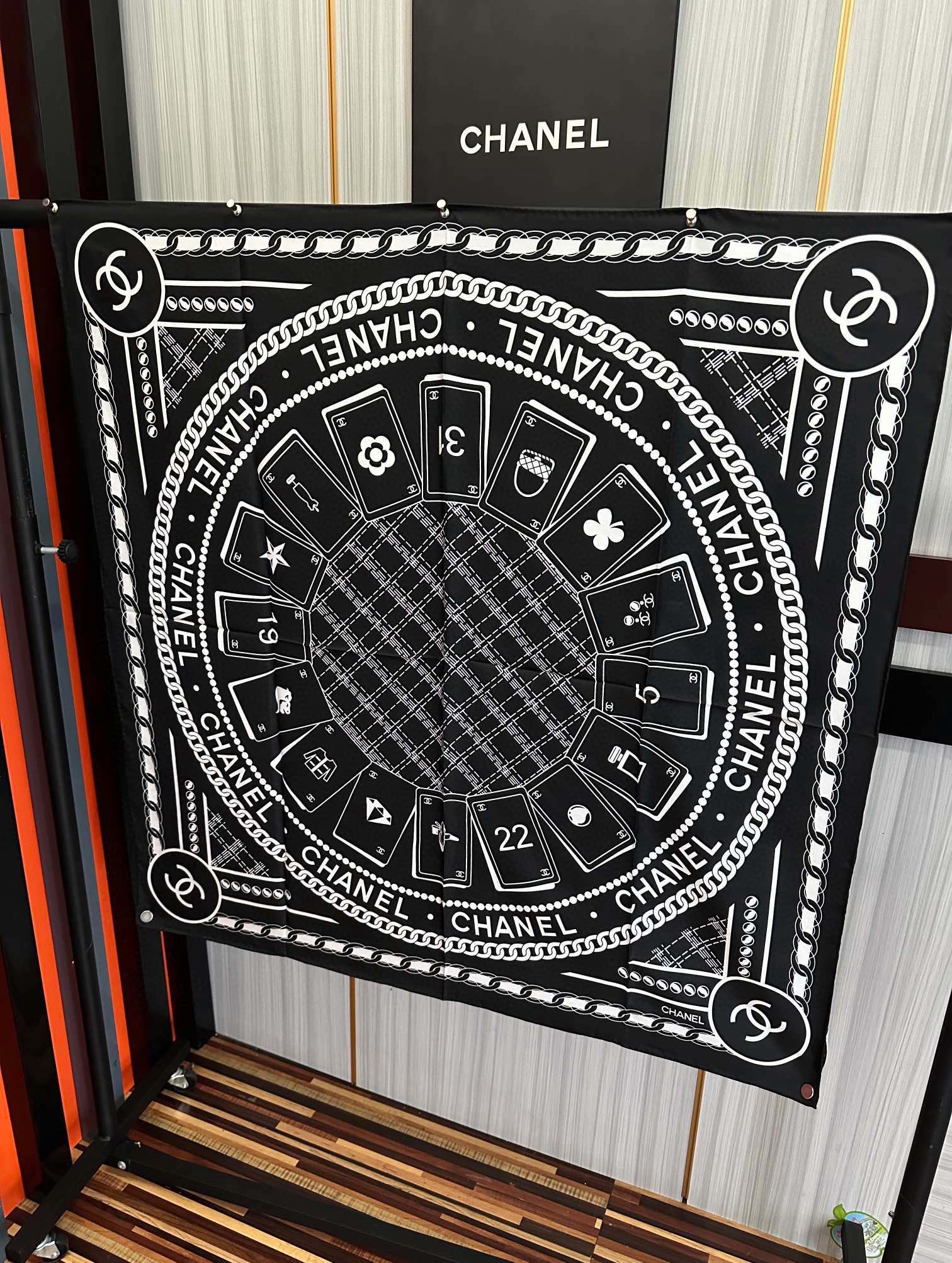 。高品质 香奈儿 【香水扑克牌系列】👍香奶奶永远都是比较经典[發]一条印有瓶子交织图案巧妙搭配[得意]简