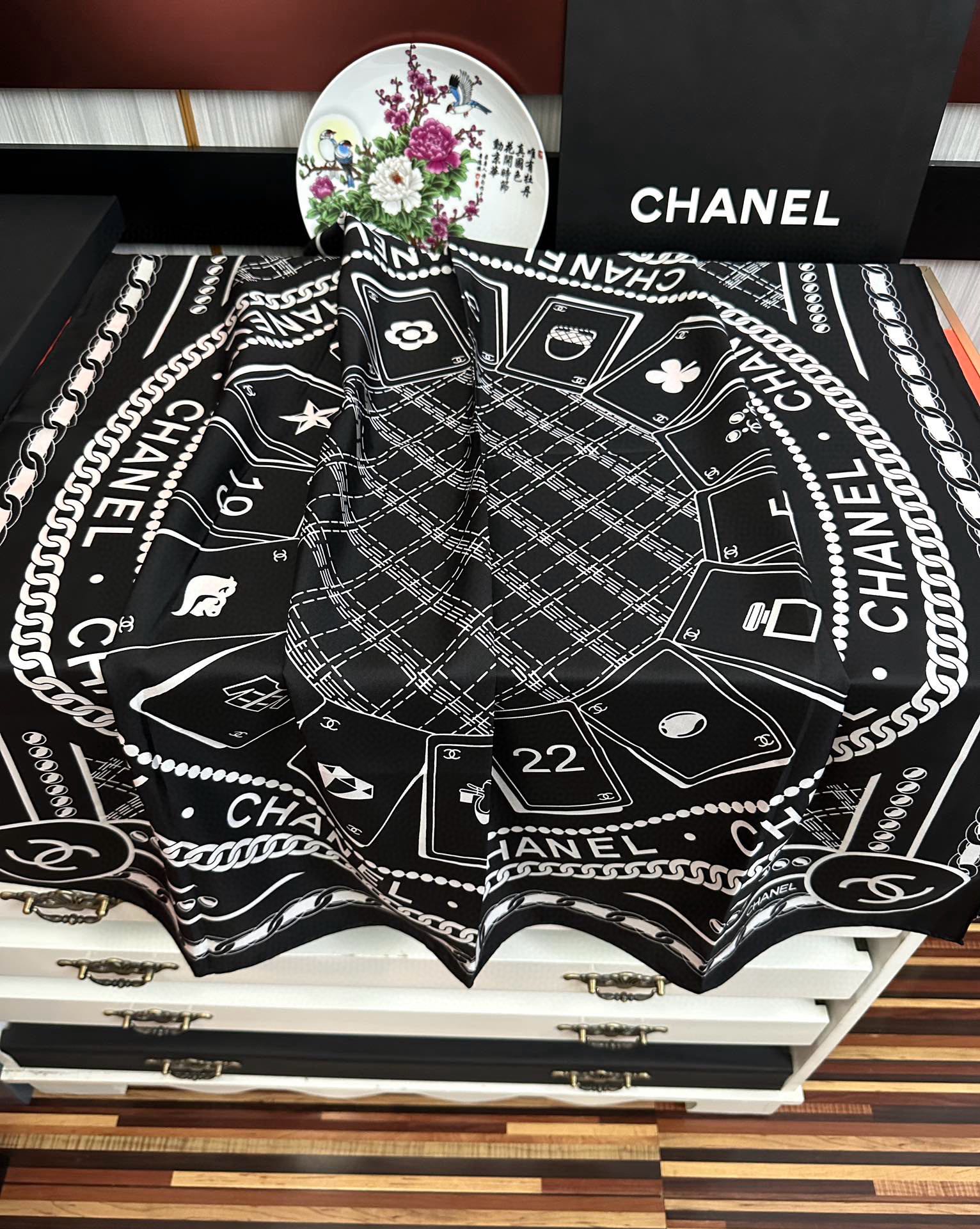 。高品质 香奈儿 【香水扑克牌系列】👍香奶奶永远都是比较经典[發]一条印有瓶子交织图案巧妙搭配[得意]简