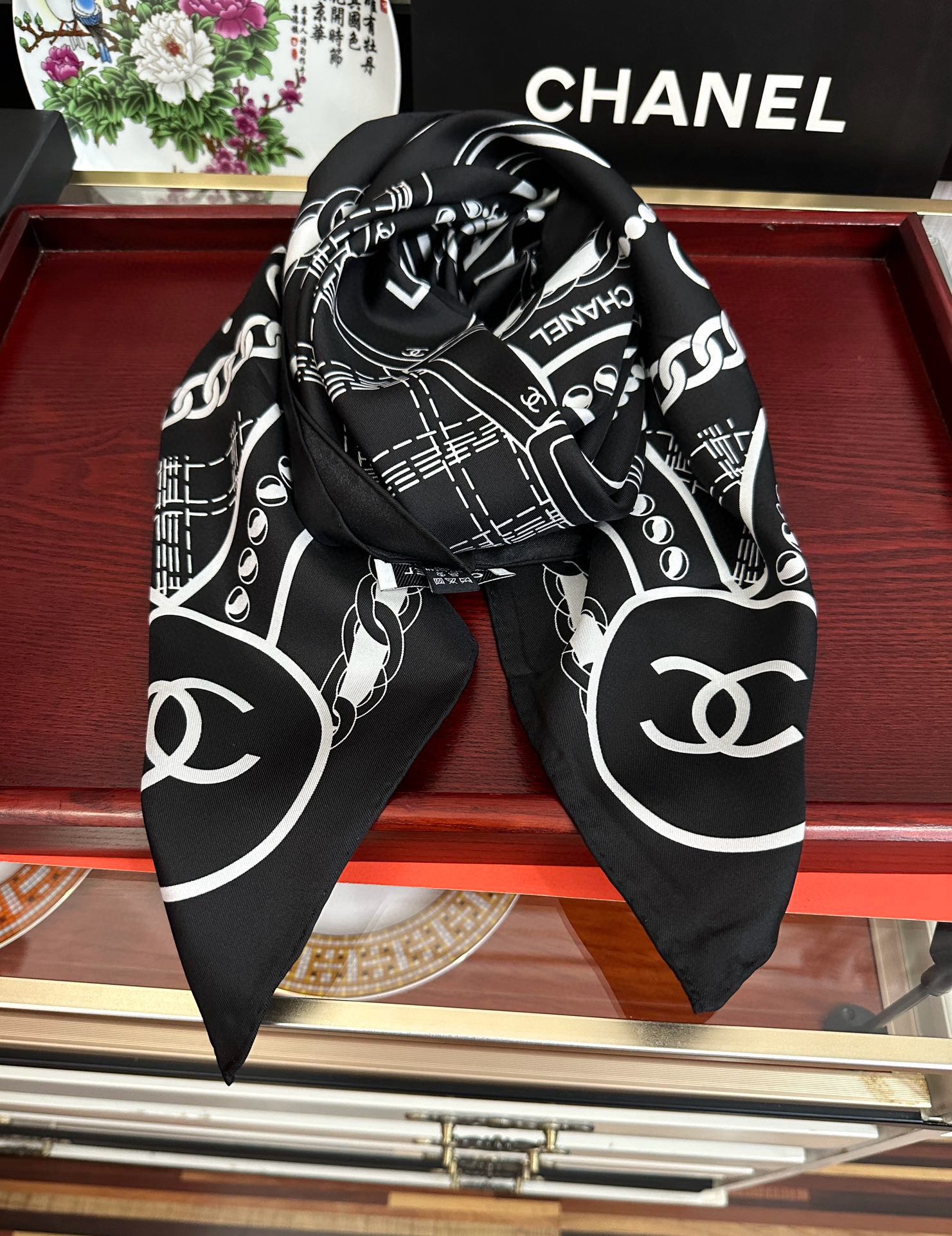 。高品质 香奈儿 【香水扑克牌系列】👍香奶奶永远都是比较经典[發]一条印有瓶子交织图案巧妙搭配[得意]简