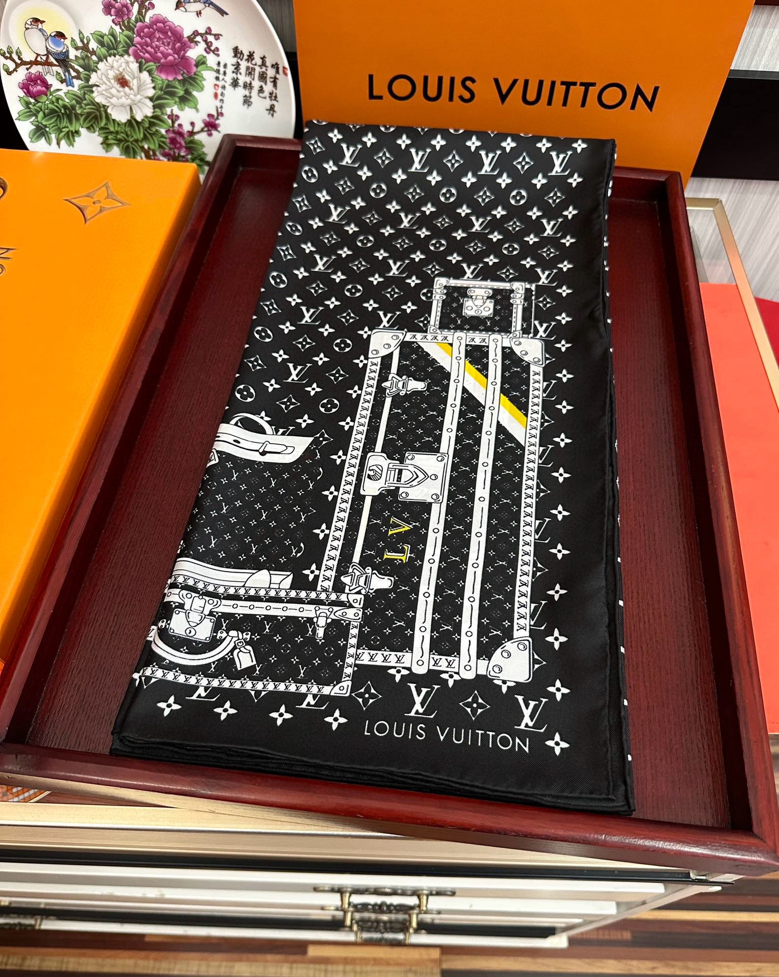 上新2025 最新款LV🌟【经典款式】真丝方巾，买了都说好👍下手一定要快【高端 大爱❤️女人尤物 】货极