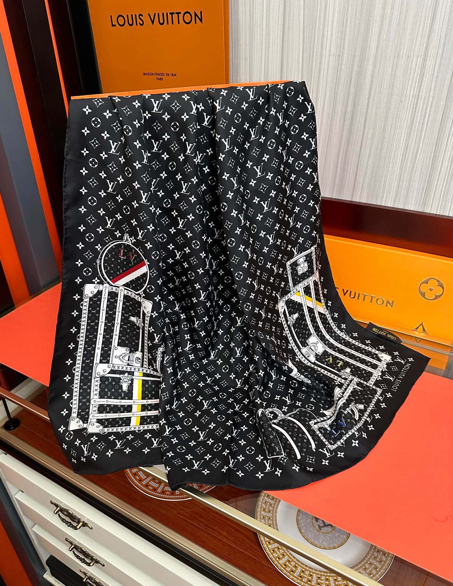 上新2025 最新款LV🌟【经典款式】真丝方巾，买了都说好👍下手一定要快【高端 大爱❤️女人尤物 】货极