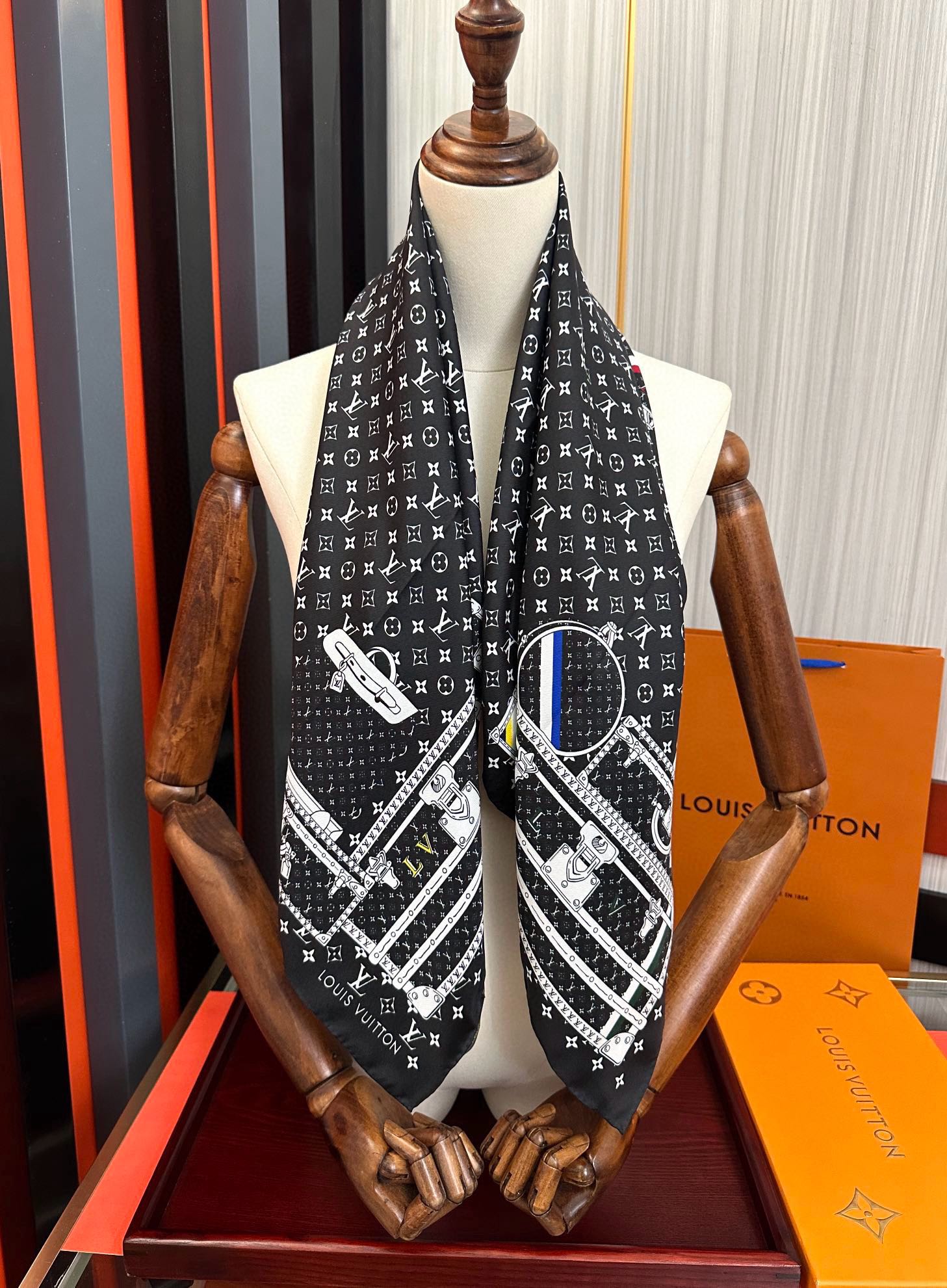 上新2025 最新款LV🌟【经典款式】真丝方巾，买了都说好👍下手一定要快【高端 大爱❤️女人尤物 】货极