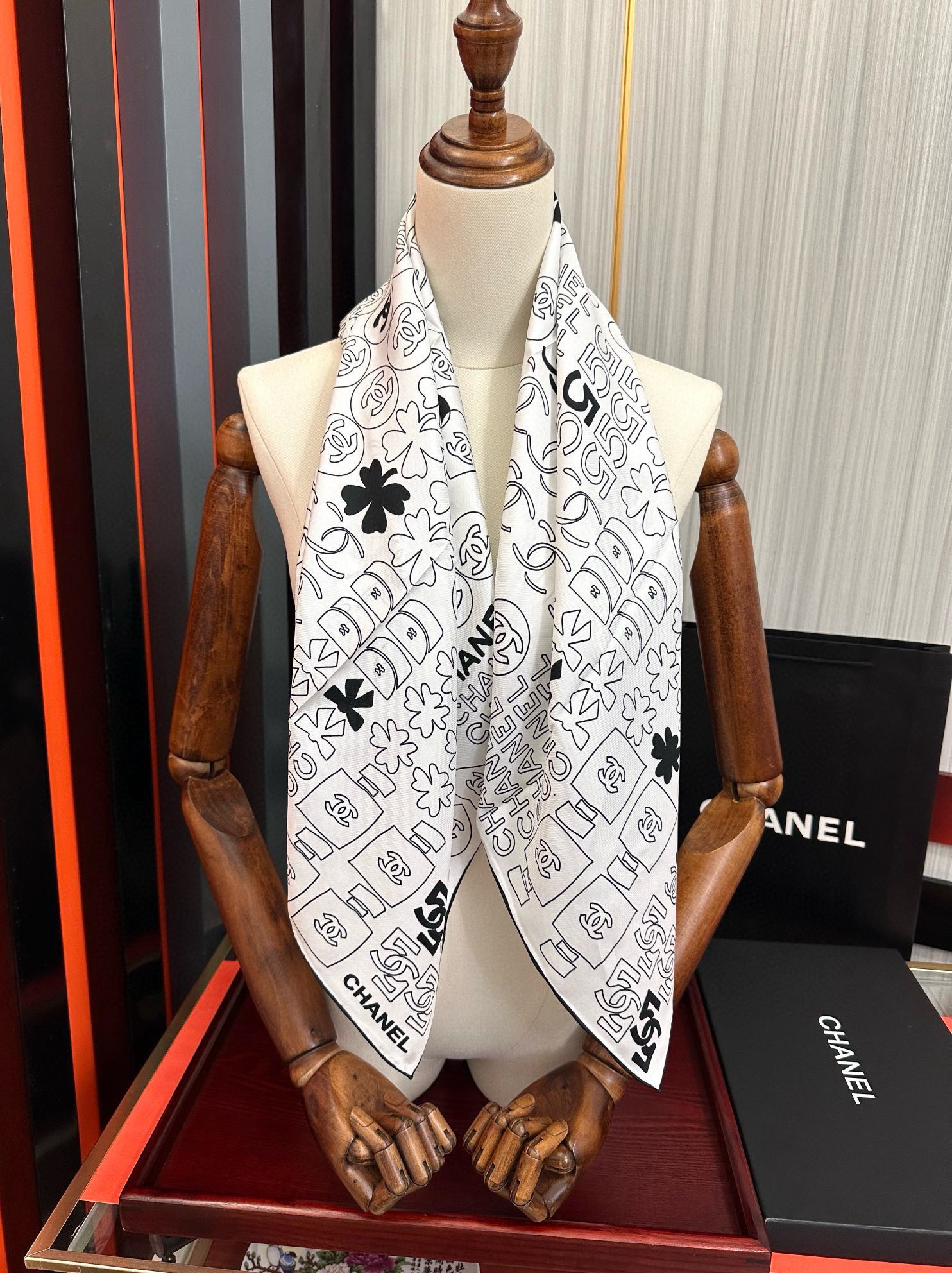 。高版本 香奈儿 【5号香水瓶】👍香奶奶永远都是比较经典[發]一条印有5号香水瓶跟四叶草交织图案巧妙搭配