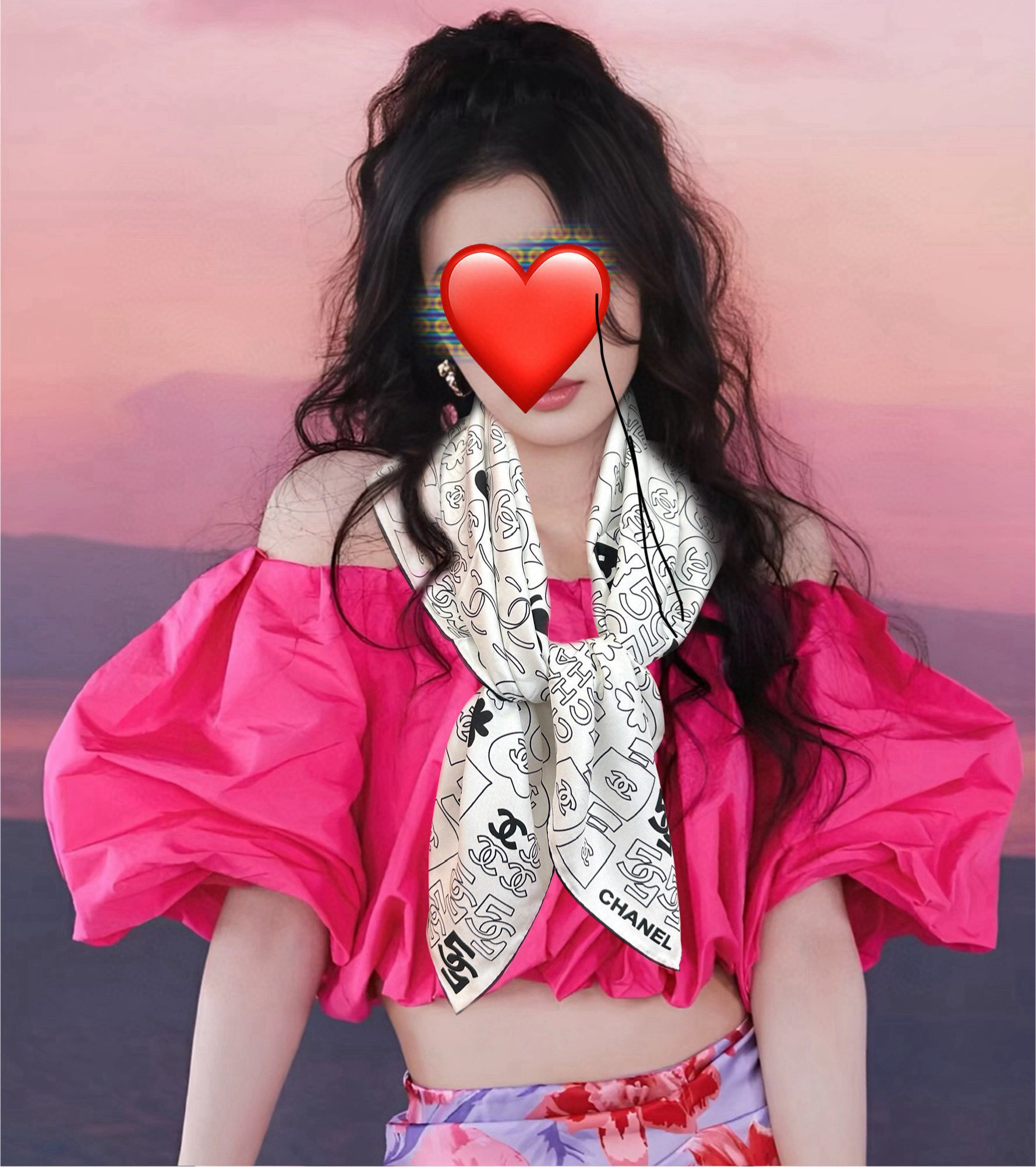 。高版本 香奈儿 【5号香水瓶】👍香奶奶永远都是比较经典[發]一条印有5号香水瓶跟四叶草交织图案巧妙搭配