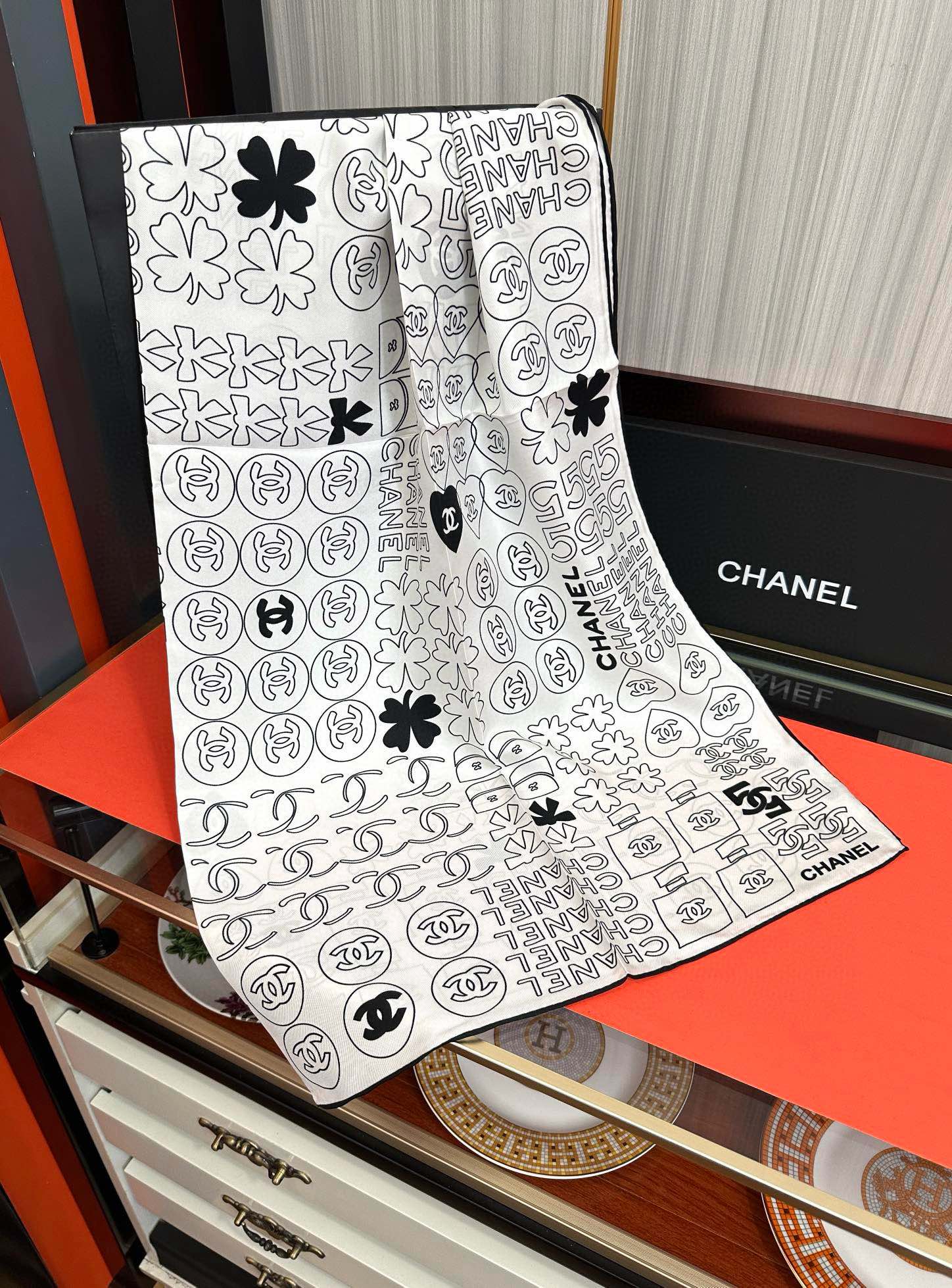 。高版本 香奈儿 【5号香水瓶】👍香奶奶永远都是比较经典[發]一条印有5号香水瓶跟四叶草交织图案巧妙搭配