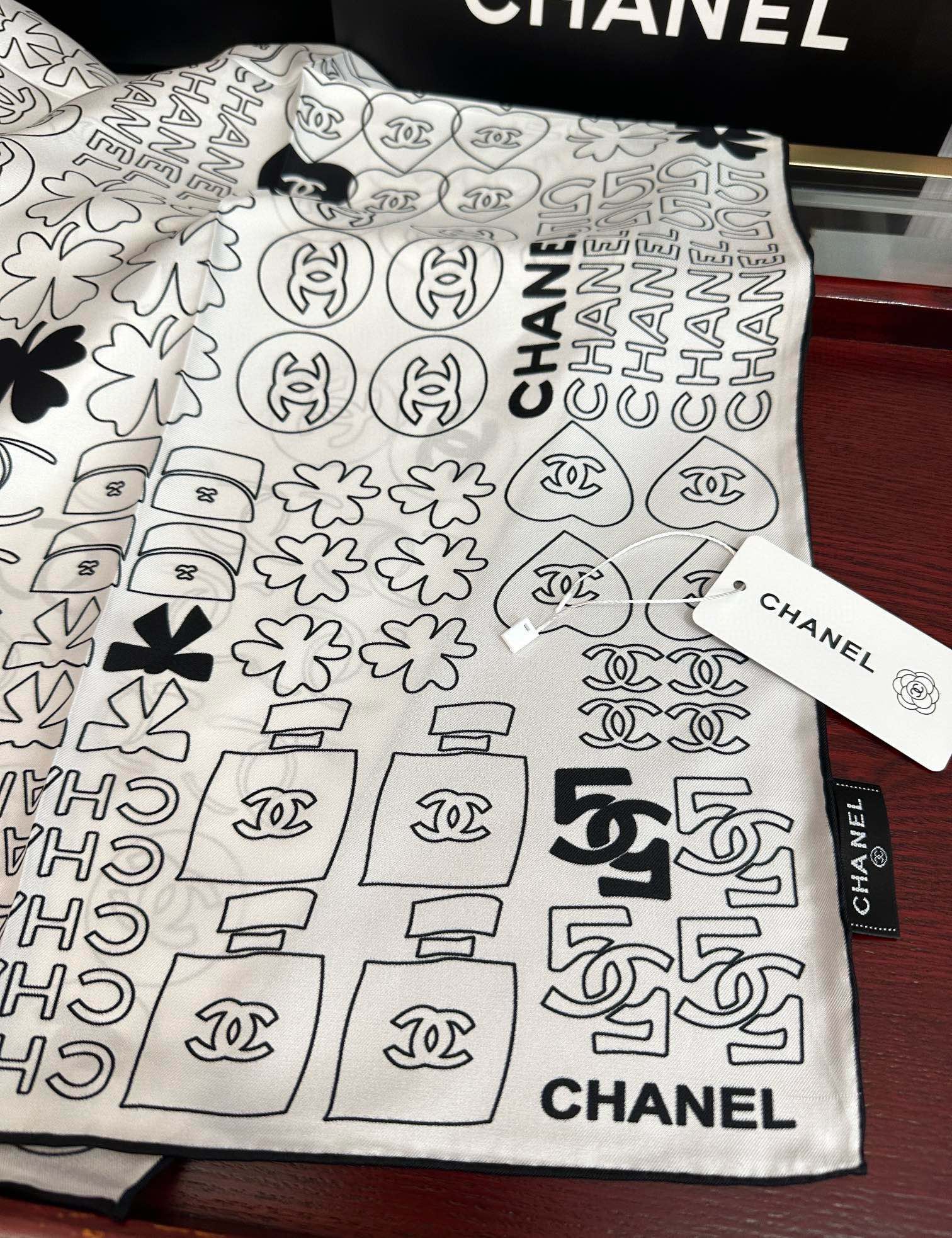 。高版本 香奈儿 【5号香水瓶】👍香奶奶永远都是比较经典[發]一条印有5号香水瓶跟四叶草交织图案巧妙搭配