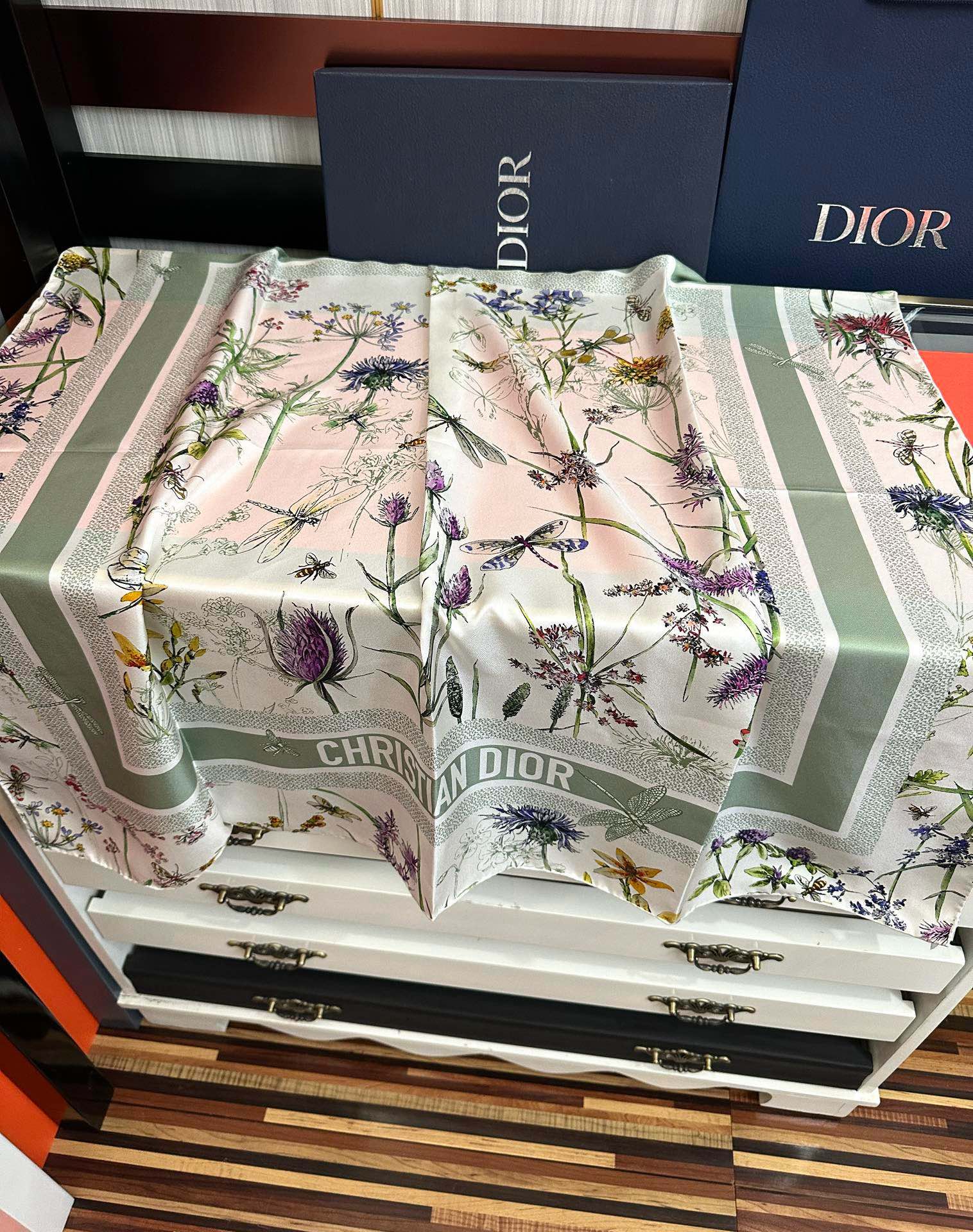 。高版本 迪奥 太美了 2025春夏季新款，太美了[玫瑰]买到都说好👍下手一定要快高端 大爱❤️女人尤物