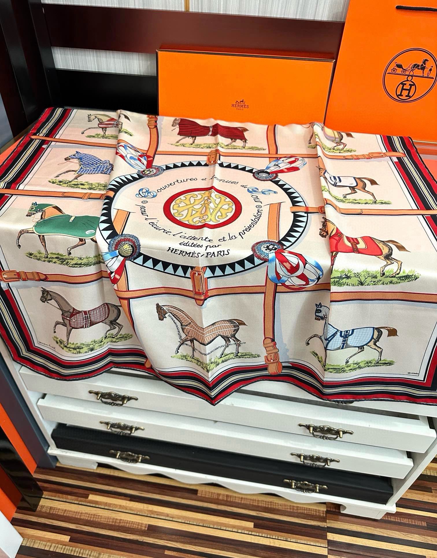 。2010爱马仕【18mm顶级真丝双面同色印花】[庆祝]“弩式牵引马具”90典藏方巾通过别致的经典色彩向