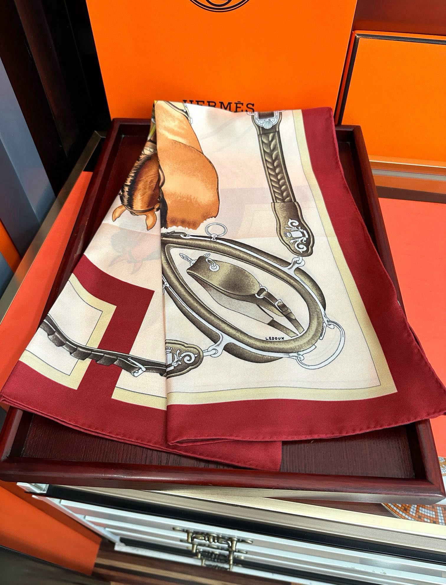 。2010爱马仕 官网同步【双面同色印花】[庆祝]“骏马的披挂”90典藏方巾通过别致的经典色彩向原创设计