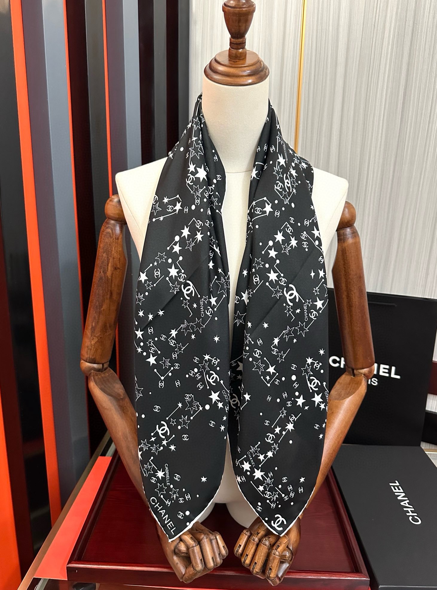 。 新款 香奈儿【涂鸦字母系列】👍香奶奶永远都是比较经典[發]一条印有字母Logo交织图案巧妙搭配[得意