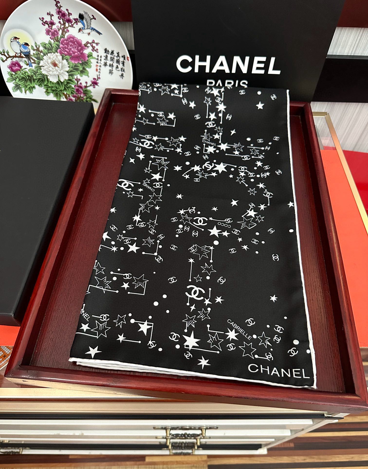 。 新款 香奈儿【涂鸦字母系列】👍香奶奶永远都是比较经典[發]一条印有字母Logo交织图案巧妙搭配[得意