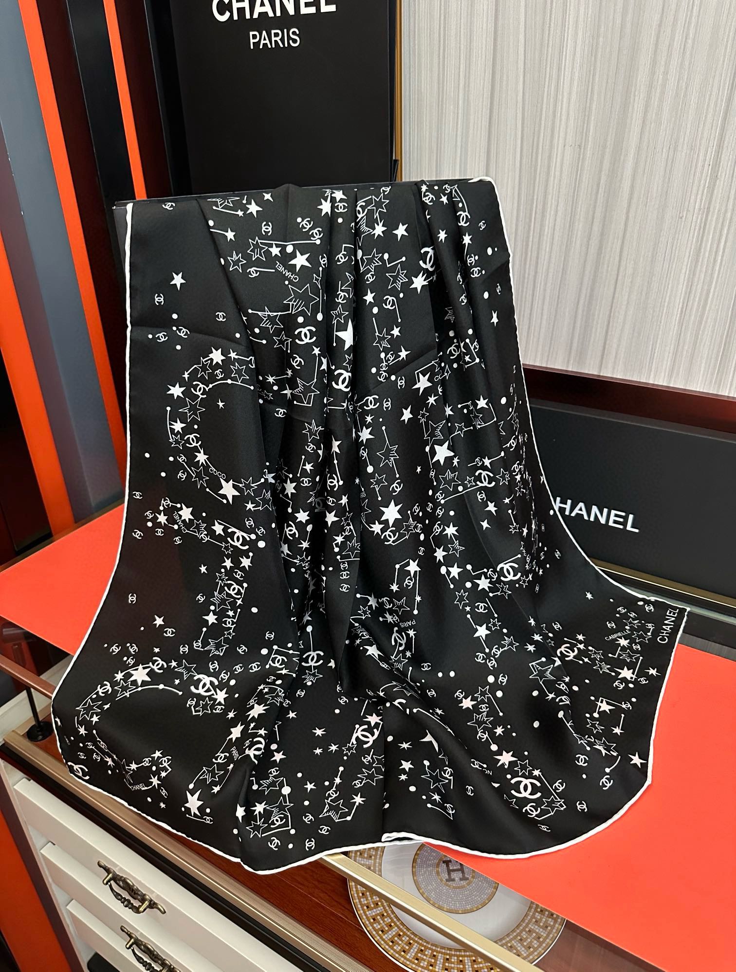 。 新款 香奈儿【涂鸦字母系列】👍香奶奶永远都是比较经典[發]一条印有字母Logo交织图案巧妙搭配[得意