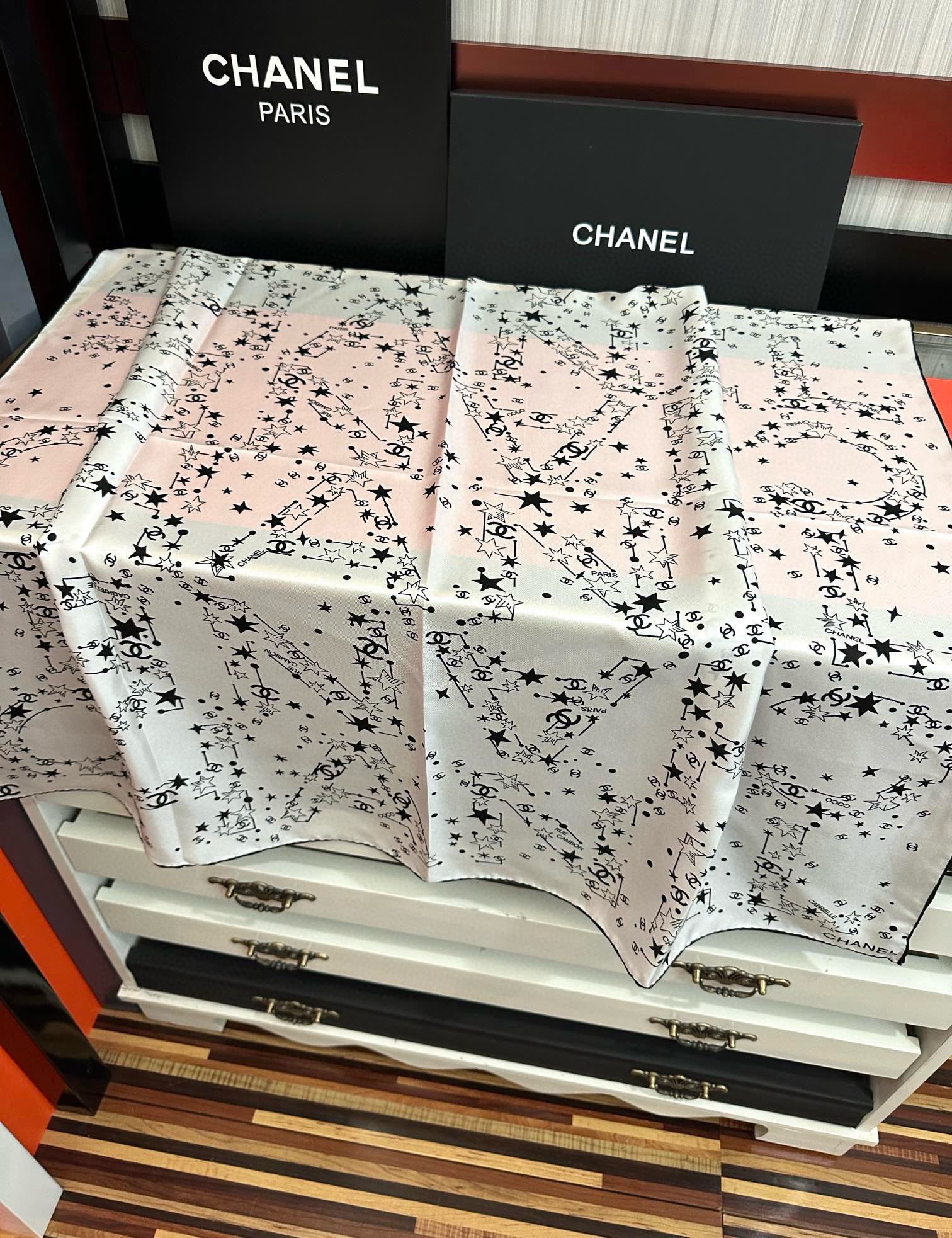 。 新款 香奈儿【涂鸦字母系列】👍香奶奶永远都是比较经典[發]一条印有字母Logo交织图案巧妙搭配[得意