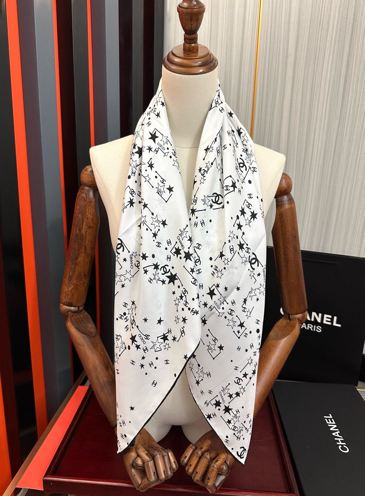 。 新款 香奈儿【涂鸦字母系列】👍香奶奶永远都是比较经典[發]一条印有字母Logo交织图案巧妙搭配[得意