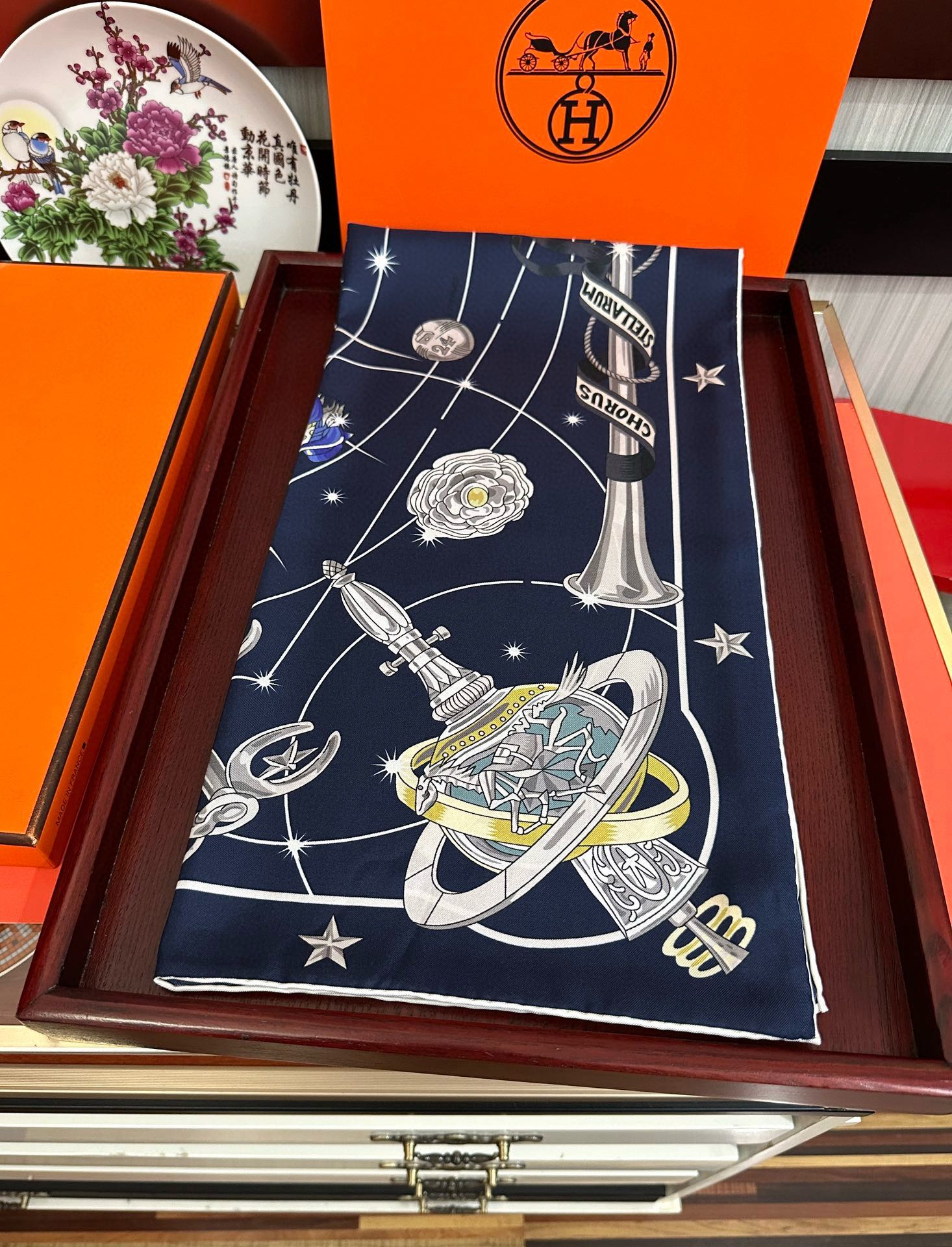 高版本。2010爱马仕【星辰合唱曲】90典藏方巾通过别致的经典色彩向原创设计致敬[太阳]作品未经重新诠释