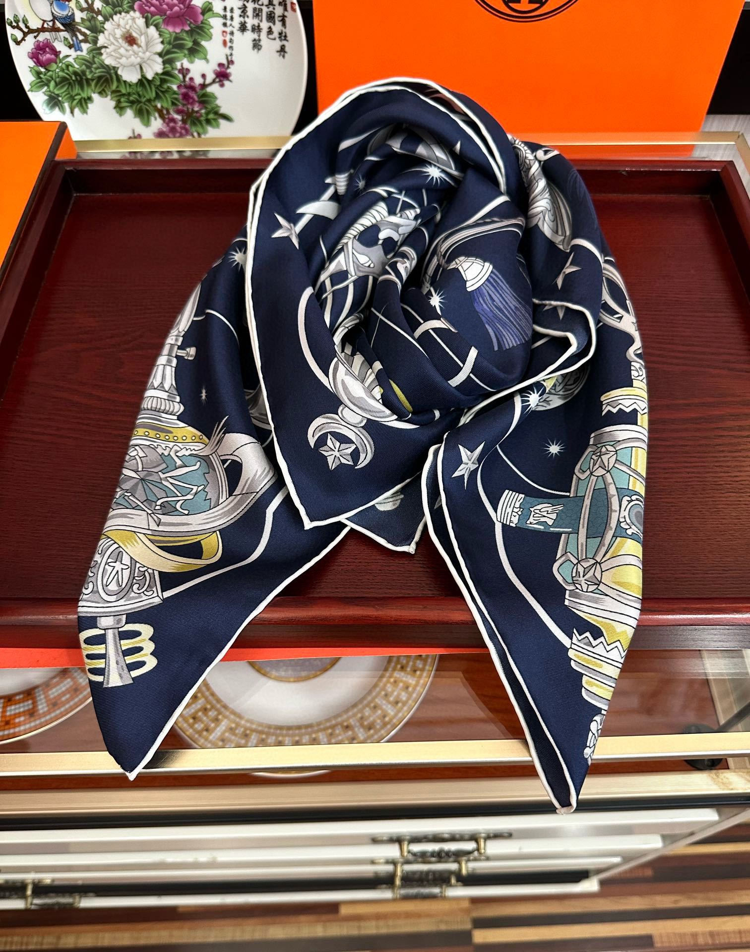 高版本。2010爱马仕【星辰合唱曲】90典藏方巾通过别致的经典色彩向原创设计致敬[太阳]作品未经重新诠释