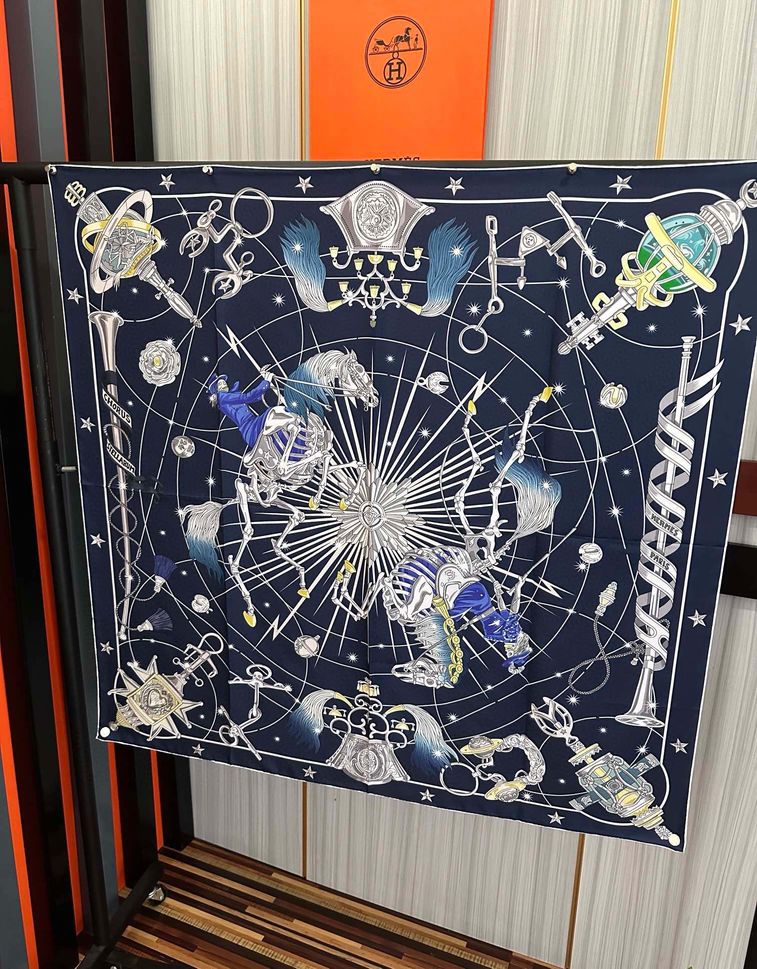 高版本。2010爱马仕【星辰合唱曲】90典藏方巾通过别致的经典色彩向原创设计致敬[太阳]作品未经重新诠释