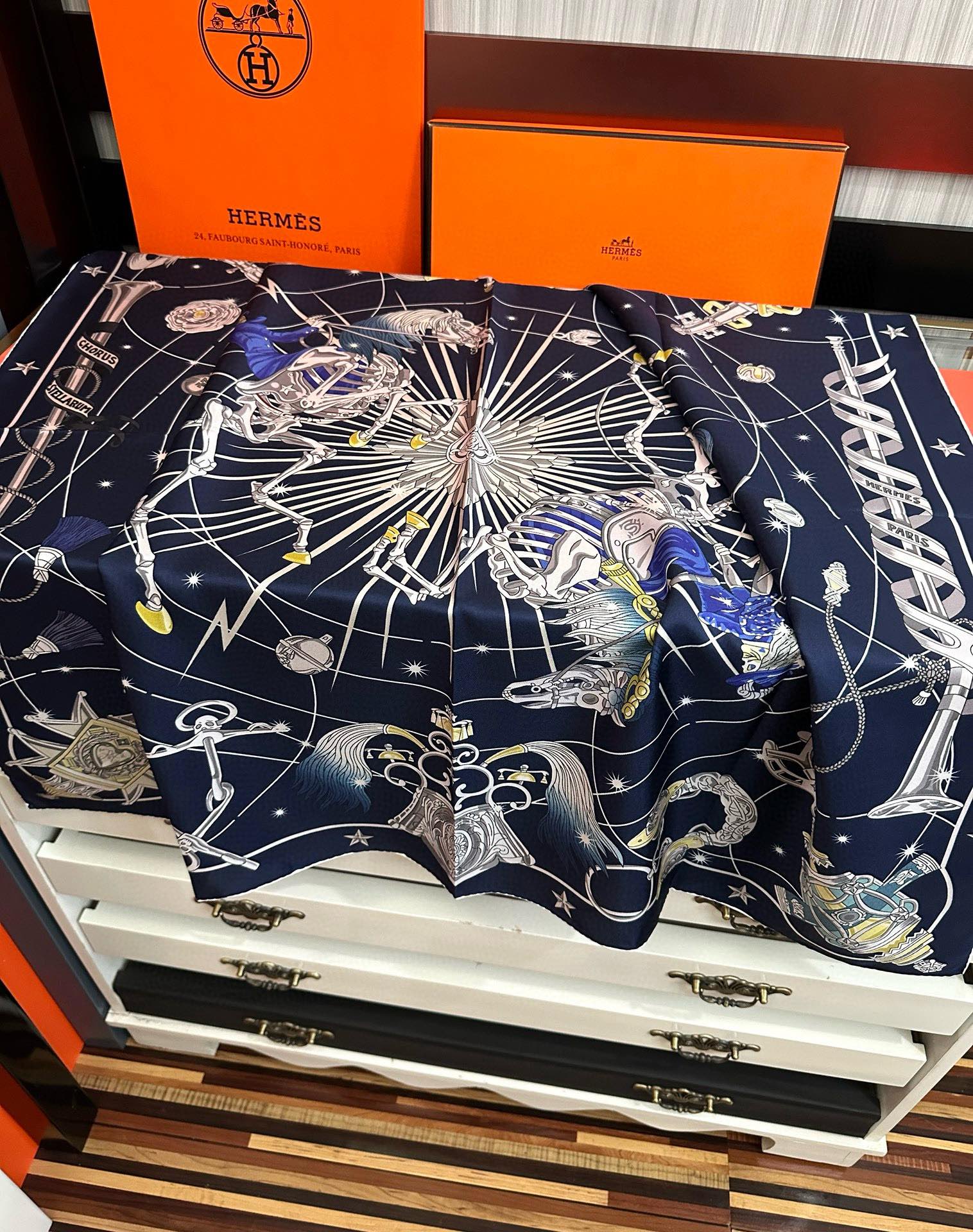 高版本。2010爱马仕【星辰合唱曲】90典藏方巾通过别致的经典色彩向原创设计致敬[太阳]作品未经重新诠释