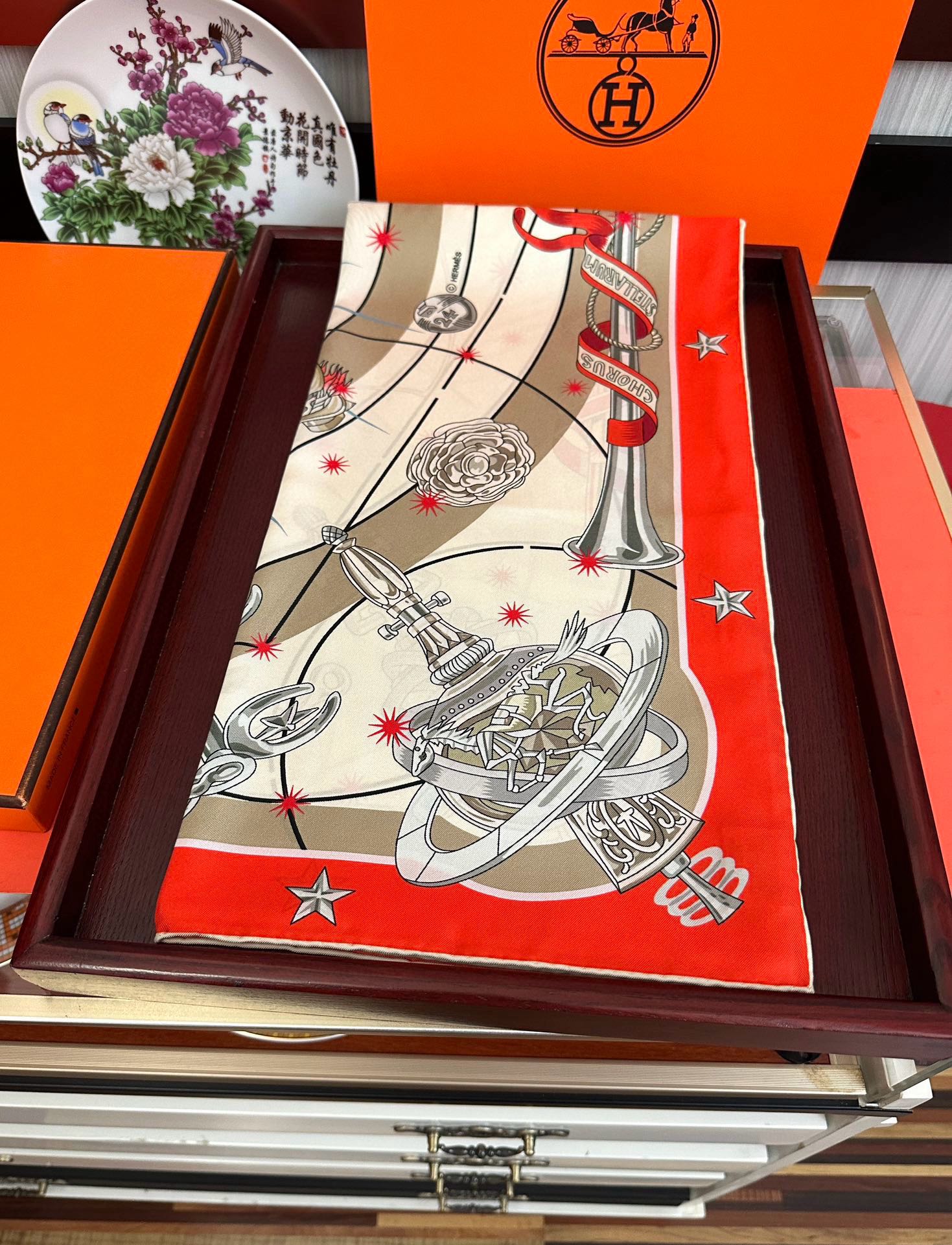 高版本。2010爱马仕【星辰合唱曲】90典藏方巾通过别致的经典色彩向原创设计致敬[太阳]作品未经重新诠释