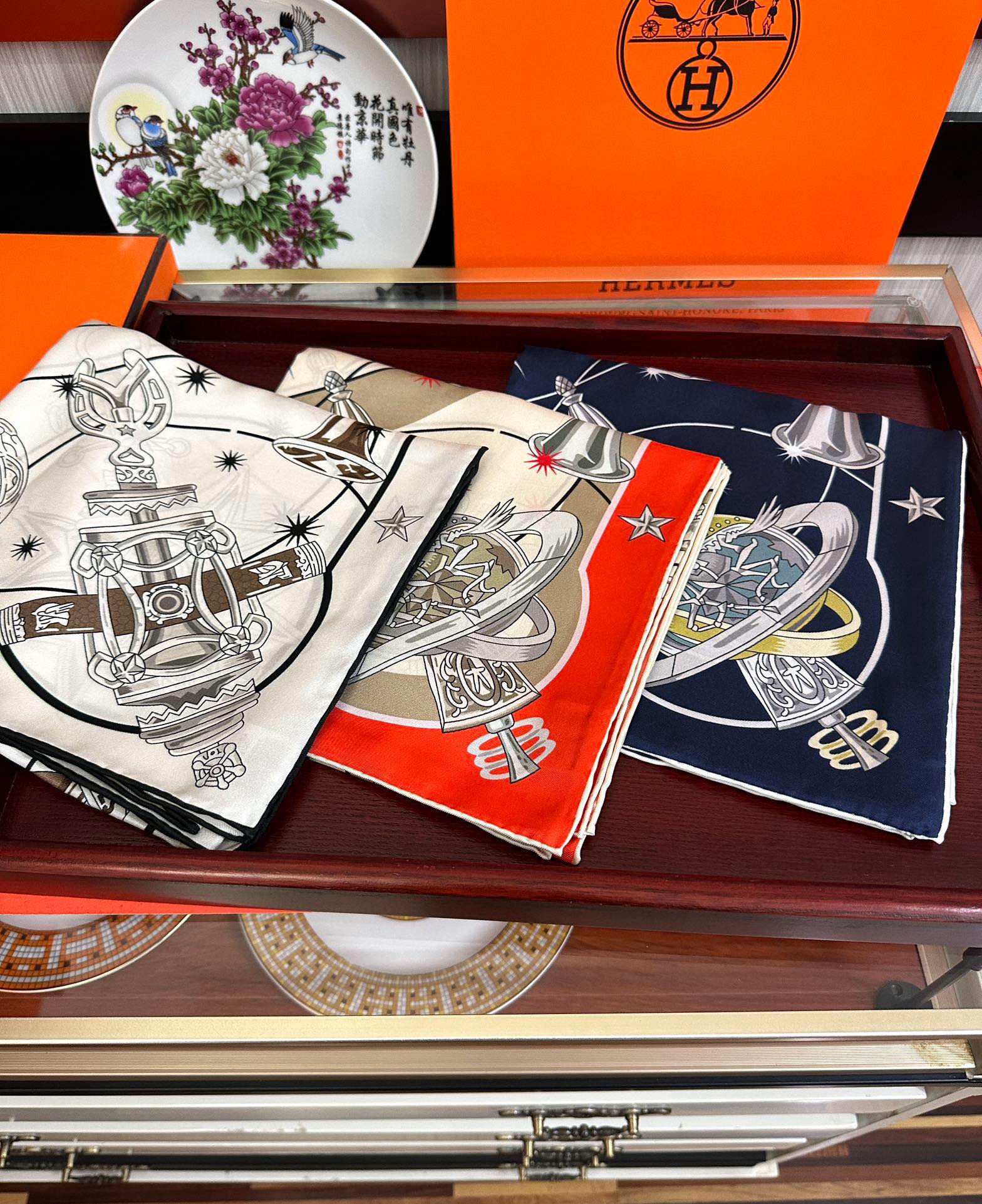 高版本。2010爱马仕【星辰合唱曲】90典藏方巾通过别致的经典色彩向原创设计致敬[太阳]作品未经重新诠释