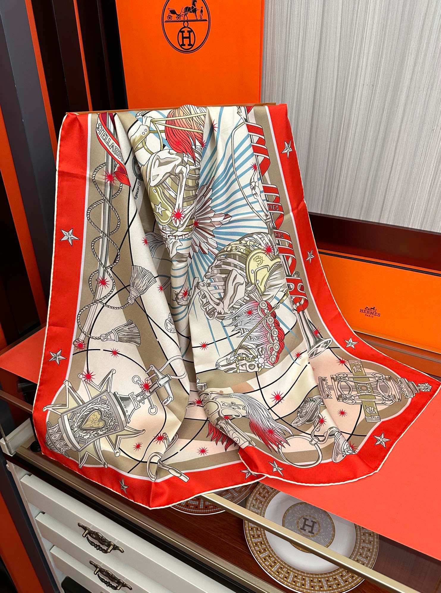 高版本。2010爱马仕【星辰合唱曲】90典藏方巾通过别致的经典色彩向原创设计致敬[太阳]作品未经重新诠释