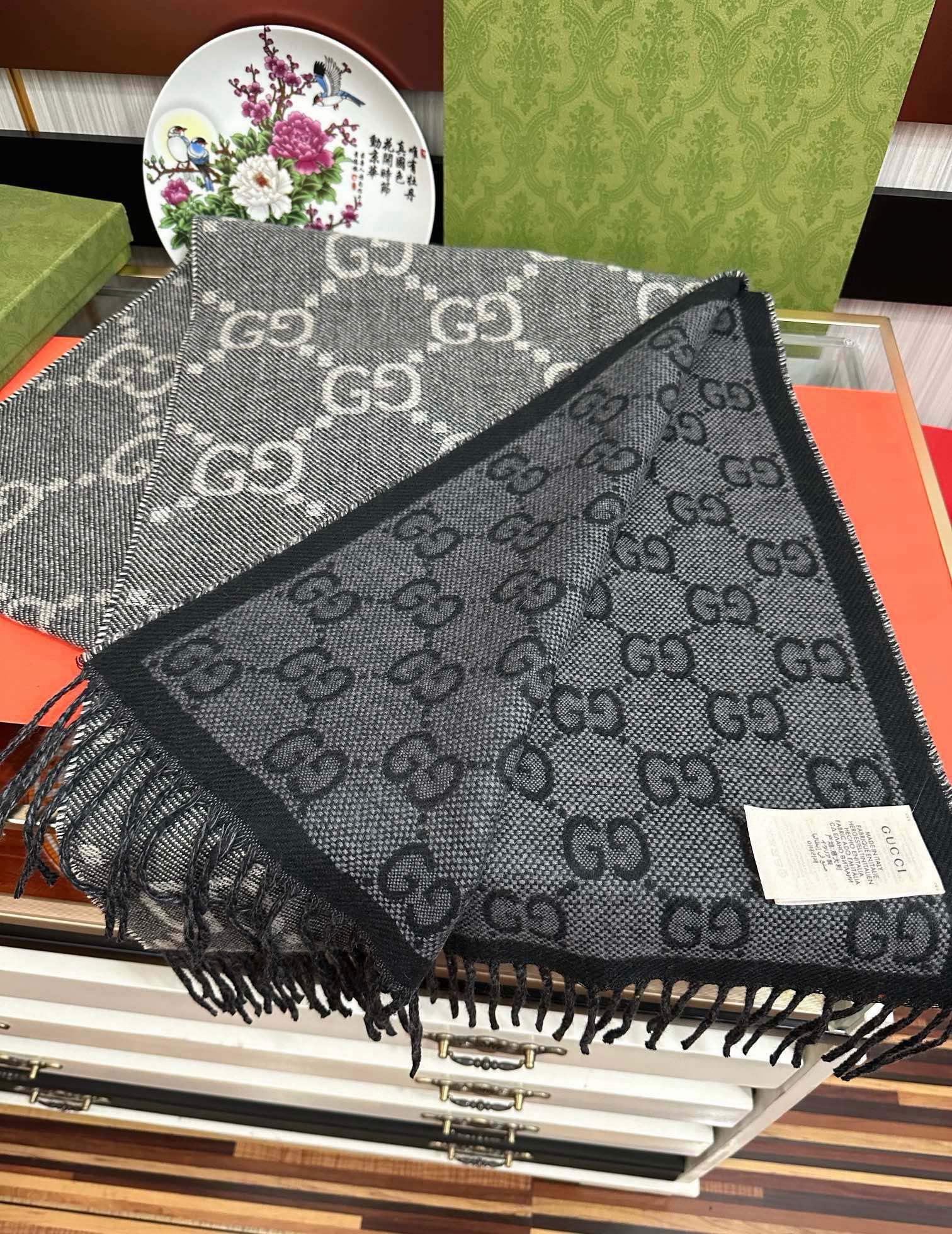 爆款。✨GG字母双面长巾[礼物]经典牛仔蓝双G字母双面交织图案[得意]一面大GG [拥抱]一面小GG ，