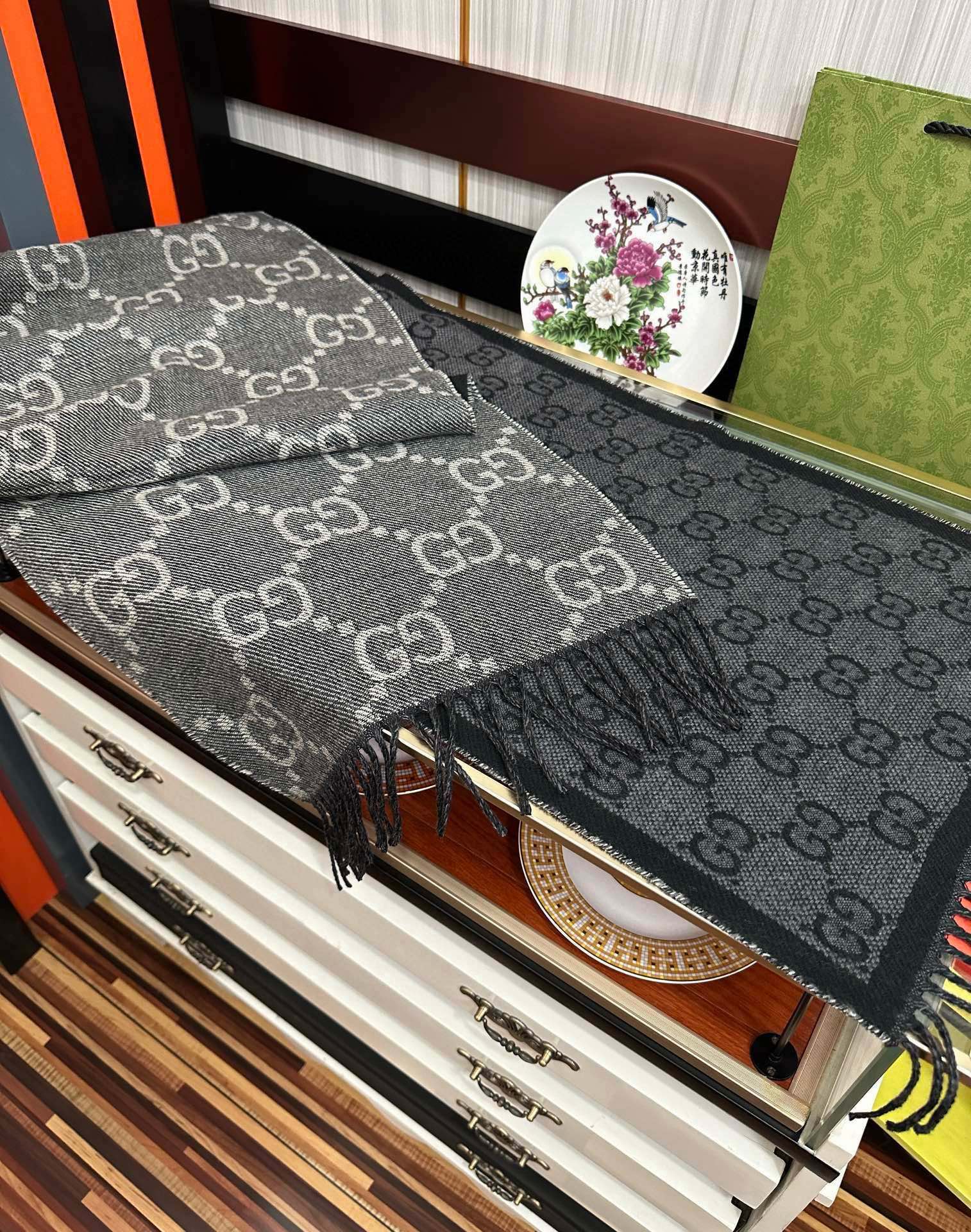 爆款。✨GG字母双面长巾[礼物]经典牛仔蓝双G字母双面交织图案[得意]一面大GG [拥抱]一面小GG ，