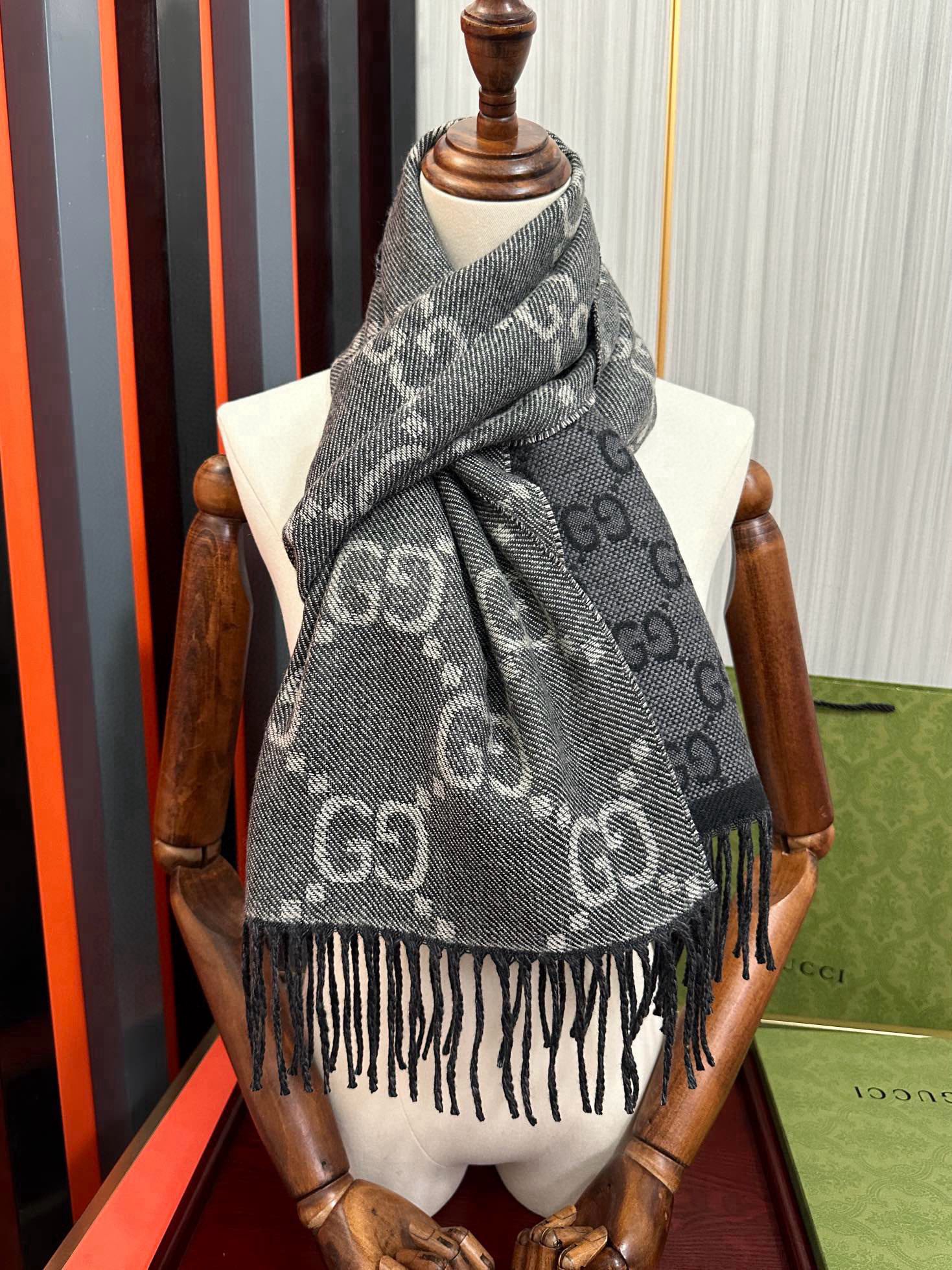 爆款。✨GG字母双面长巾[礼物]经典牛仔蓝双G字母双面交织图案[得意]一面大GG [拥抱]一面小GG ，