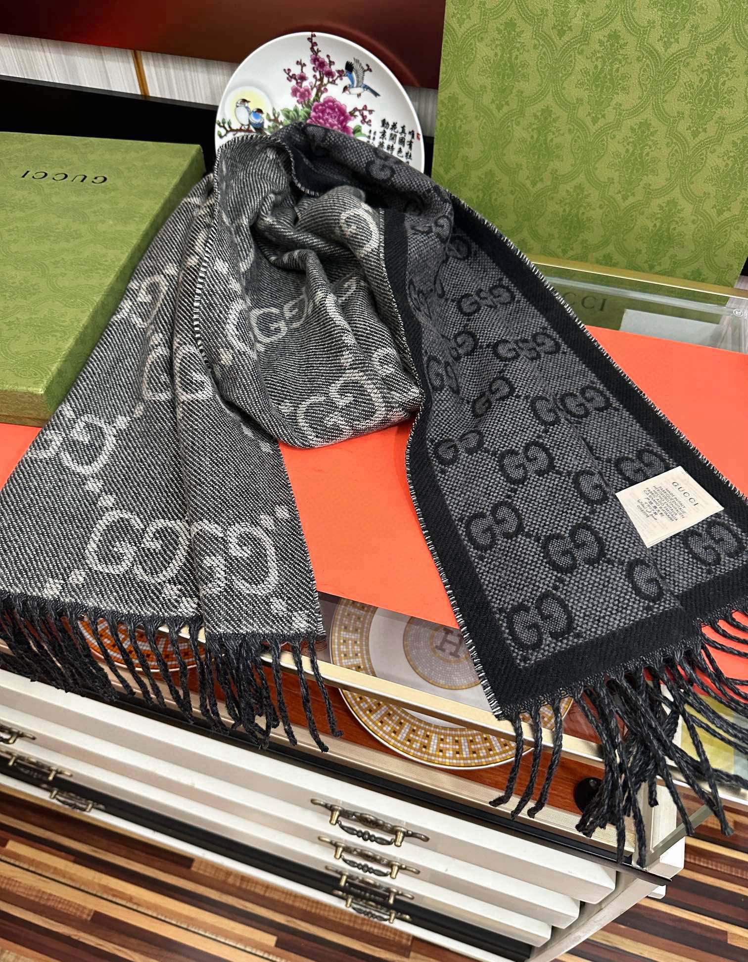 爆款。✨GG字母双面长巾[礼物]经典牛仔蓝双G字母双面交织图案[得意]一面大GG [拥抱]一面小GG ，