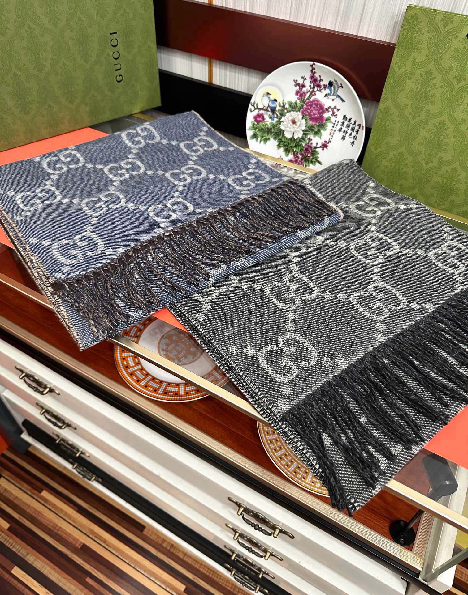 爆款。✨GG字母双面长巾[礼物]经典牛仔蓝双G字母双面交织图案[得意]一面大GG [拥抱]一面小GG ，