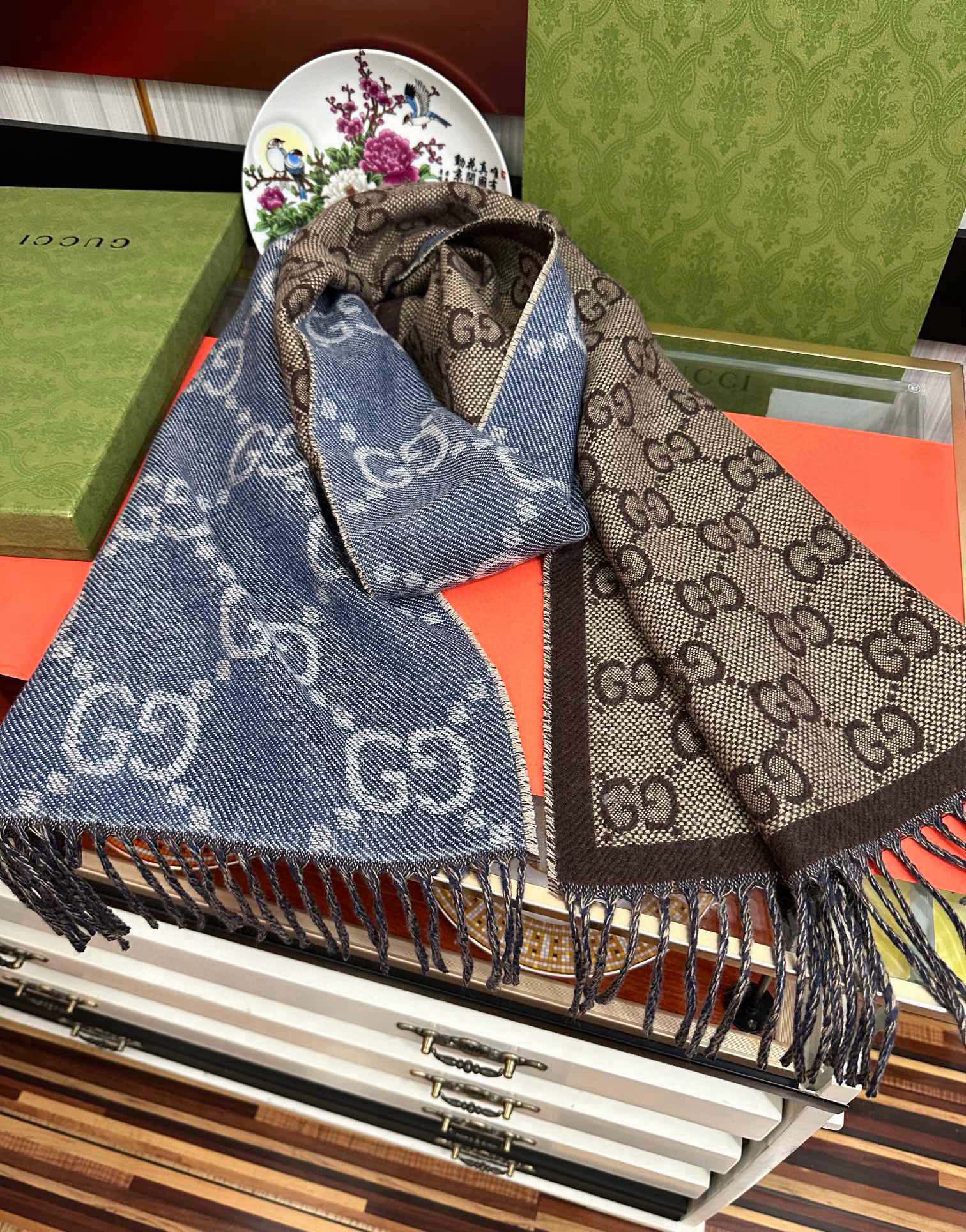 爆款。✨GG字母双面长巾[礼物]经典牛仔蓝双G字母双面交织图案[得意]一面大GG [拥抱]一面小GG ，