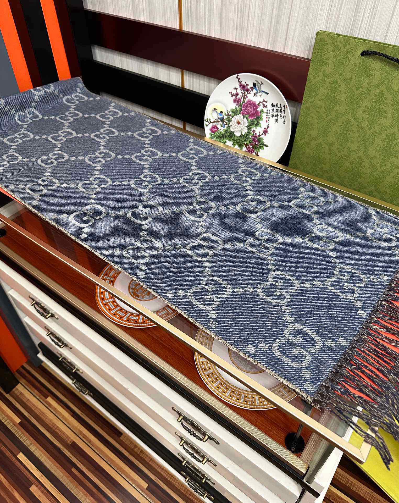 爆款。✨GG字母双面长巾[礼物]经典牛仔蓝双G字母双面交织图案[得意]一面大GG [拥抱]一面小GG ，