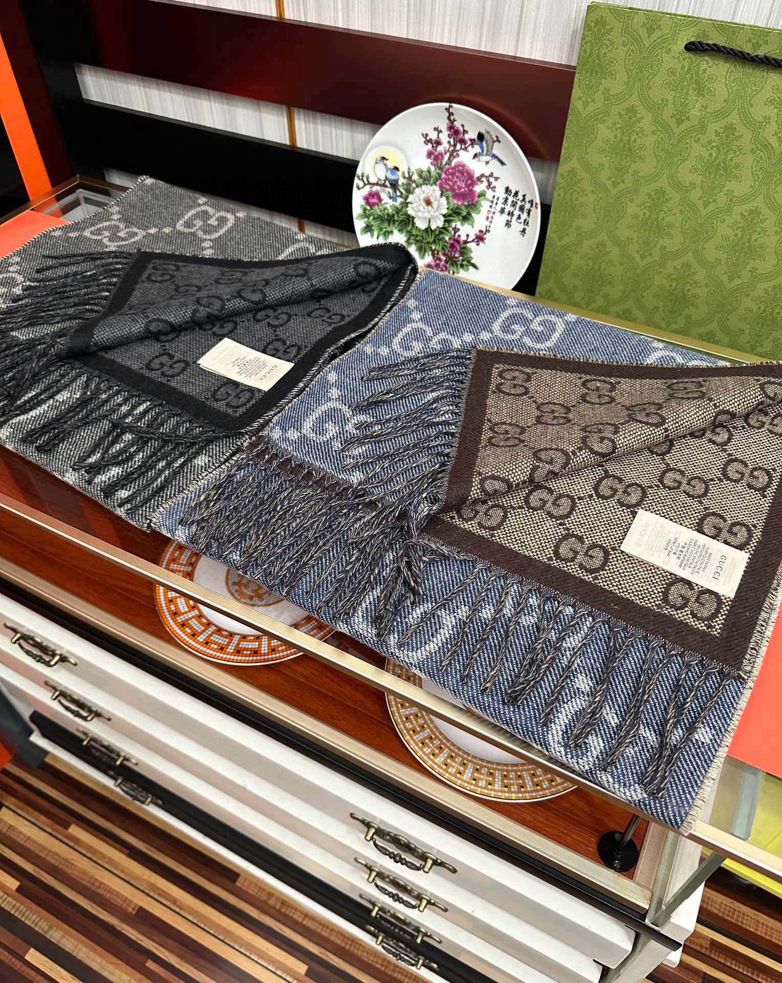 爆款。✨GG字母双面长巾[礼物]经典牛仔蓝双G字母双面交织图案[得意]一面大GG [拥抱]一面小GG ，