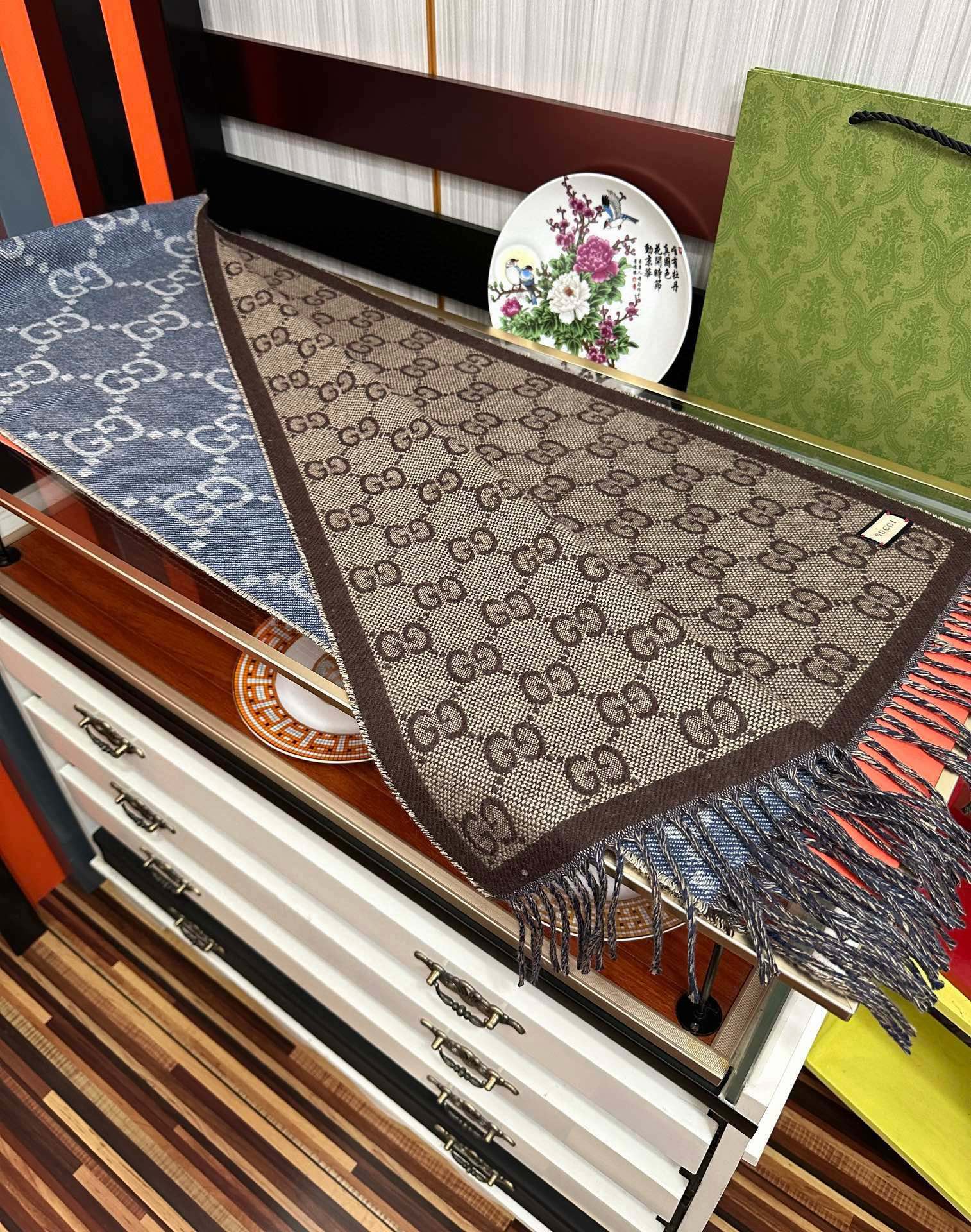 爆款。✨GG字母双面长巾[礼物]经典牛仔蓝双G字母双面交织图案[得意]一面大GG [拥抱]一面小GG ，