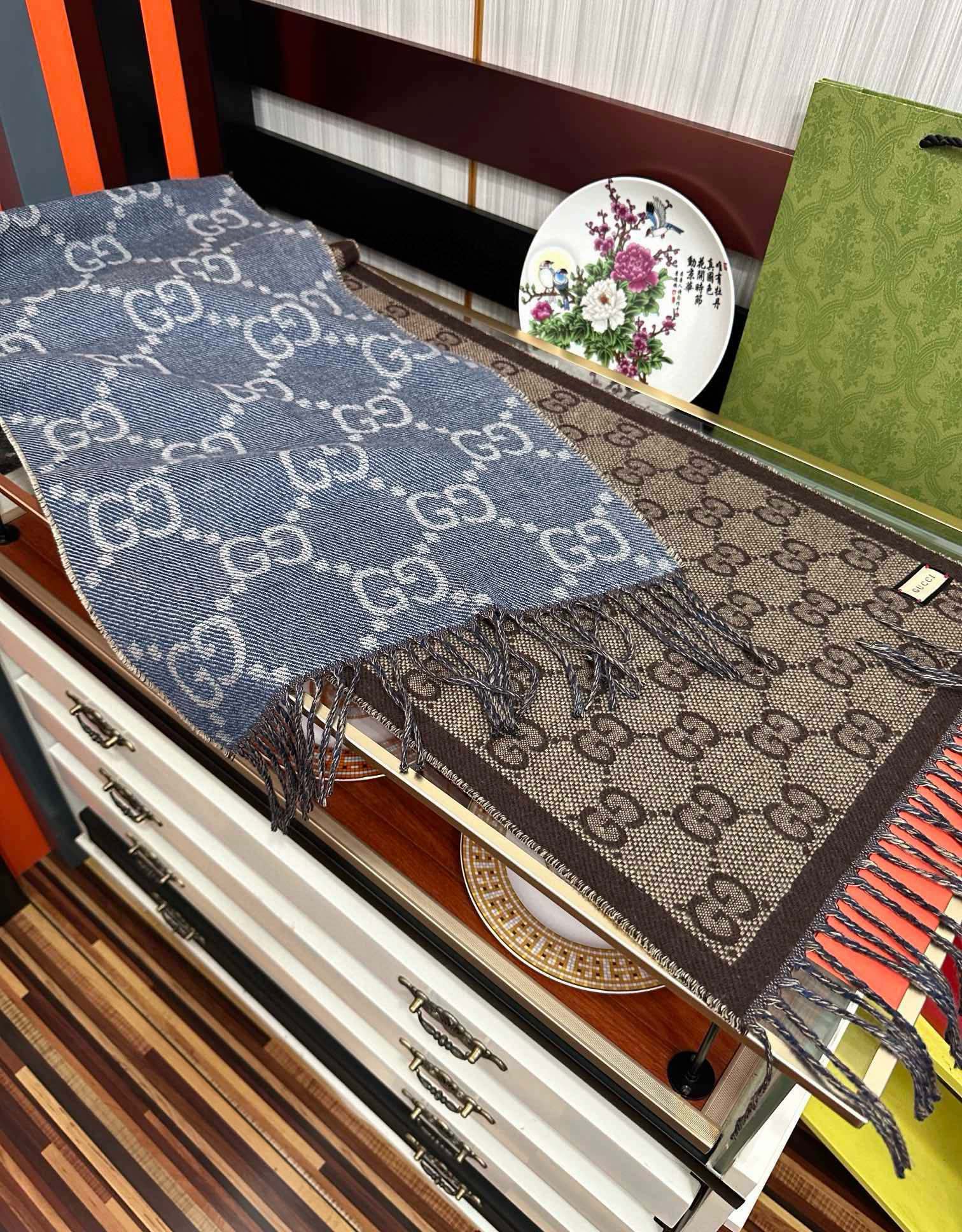 爆款。✨GG字母双面长巾[礼物]经典牛仔蓝双G字母双面交织图案[得意]一面大GG [拥抱]一面小GG ，