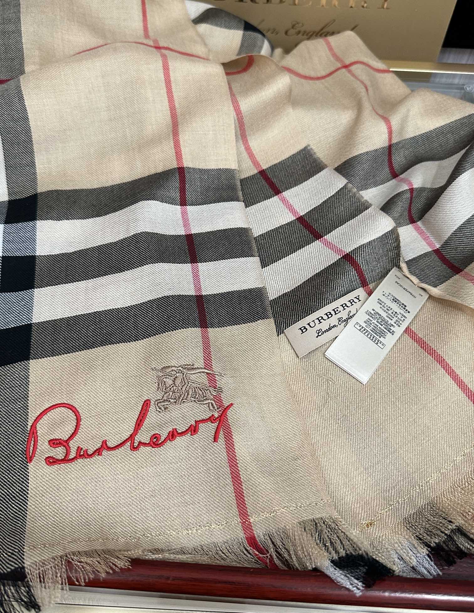 上新。2010 巴宝莉👍重磅推荐🎀太美了👓火爆N年的格子，人人都喜欢💕时潮人都有好几条巴家围巾放在衣橱，