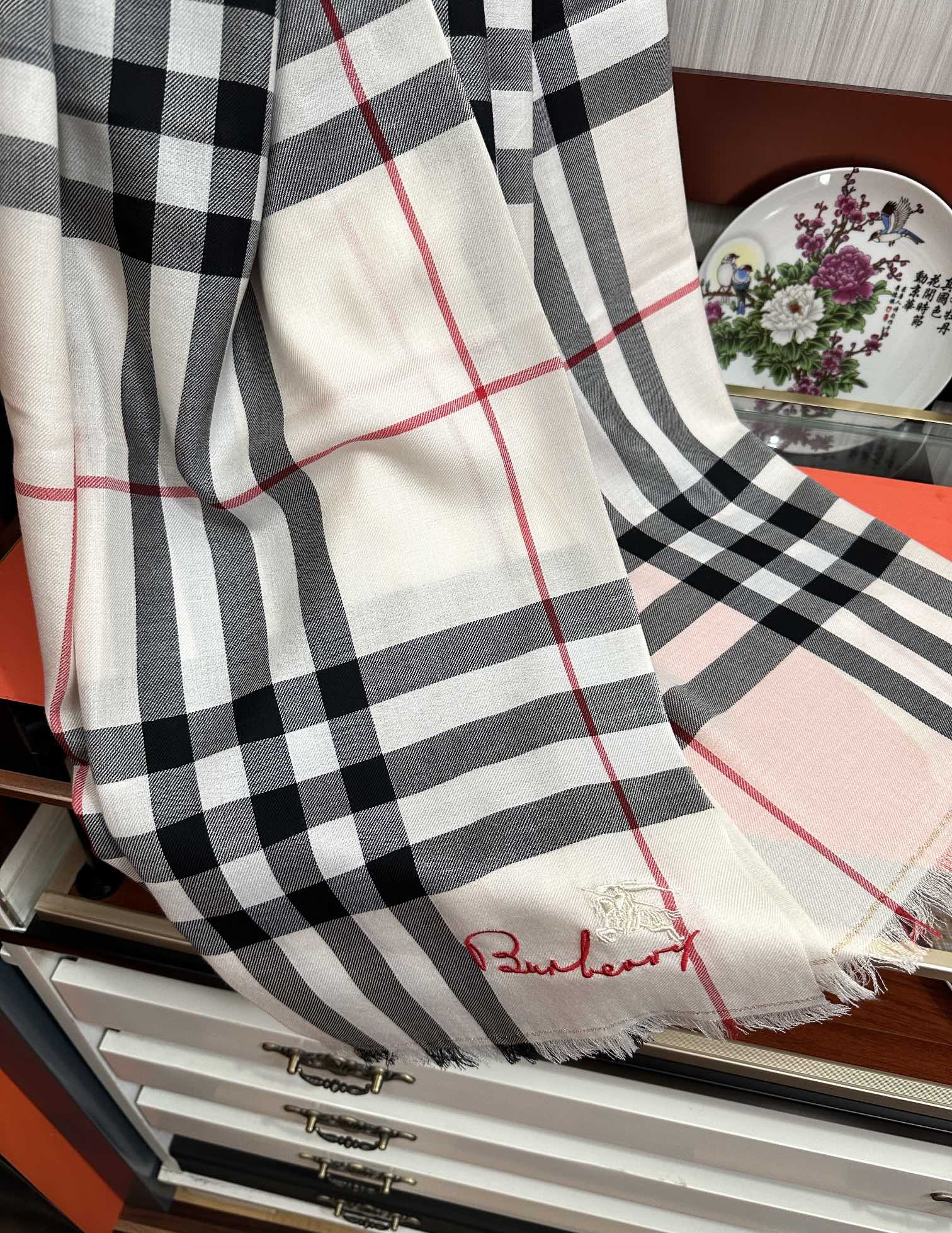 上新。2010 巴宝莉👍重磅推荐🎀太美了👓火爆N年的格子，人人都喜欢💕时潮人都有好几条巴家围巾放在衣橱，